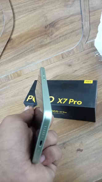 سلام عليكم اخوان
مبايل poco x7 pro. مواصفات👇

المعالج (البروسيسور) MediaTek Dimensity 8400-Ultra بتكنولوجيا 4 نانومتر (أداء قوي وممتاز).
الشاشة AMOLED بحجم 6.67 بوصة، دقة 1.5K (1220 \times 2712 بكسل)، ومعدل تحديث 120 هرتز.
الكاميرا الرئيسية مزدوجة: 50 ميجابكسل (بفتحة عدسة كبيرة f/1.5) مع تثبيت بصري للصورة (OIS)، وعدسة 8 ميجابكسل للتصوير الواسع جداً.
الكاميرا الأمامية 20 ميجابكسل (واسعة).
البطارية والشحن سعة 6000 مللي أمبير (الإصدار العالمي) مع دعم الشحن الفائق بقوة 90 واط (شحن كامل في حوالي 42 دقيقة). (توجد إصدارات إقليمية بسعات أكبر).
الذاكرة والتخزين خيارات. 16+ 16 جيجابايت من ذاكرة الوصول العشوائي (RAM) من نوع LPDDR5X، وسعة التخزين  512 جيجابايت من نوع UFS 4.0.
مقاومة الماء والغبار تصنيف IP68 (مقاومة للغبار والماء حتى عمق 1.5 متر لمدة 30 دقيقة).
نظام التشغيل Android 15 مع واجهة HyperOS

الجوال صارلي شهر من اشتريتا والله العظيم.  جهاز كلش نضيف بعده بالباكيت مع كامل ملحقاته ويا شاحنته 90واط و الكارتونه مال جهاز كلشي موجود 
السعر 340 الف. بي مجال.. للتواصل هذا رقمي للواتساب. *********** 

 هذا هاتفي وانا اتشرف بجميع من يشاهد اترك رئيك بتعليق حلو يعكس اخلاقك يا عزيزي. كل الحب و التقدير لصاحب المجموعة و من فيها.❤🫶
