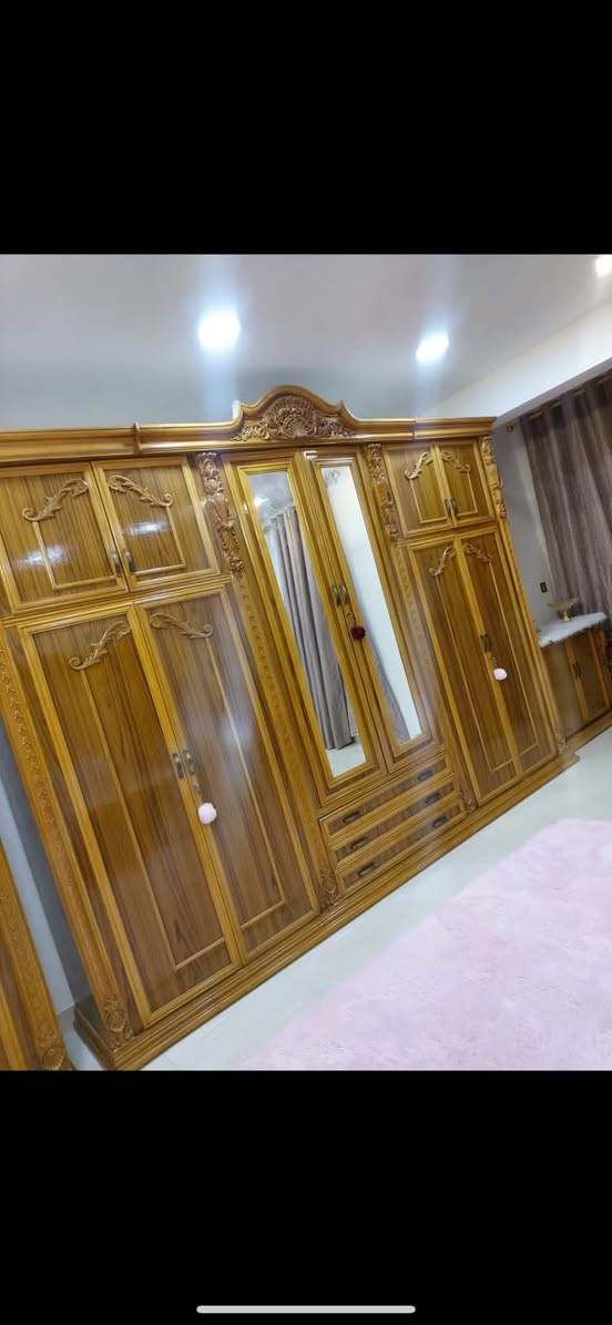 السلام عليكم غرفة عراقية للبيع نظيفة جداً سعر الشراء 4 ملاين اريدها ب2 ونص وبيها مجال  ***********
