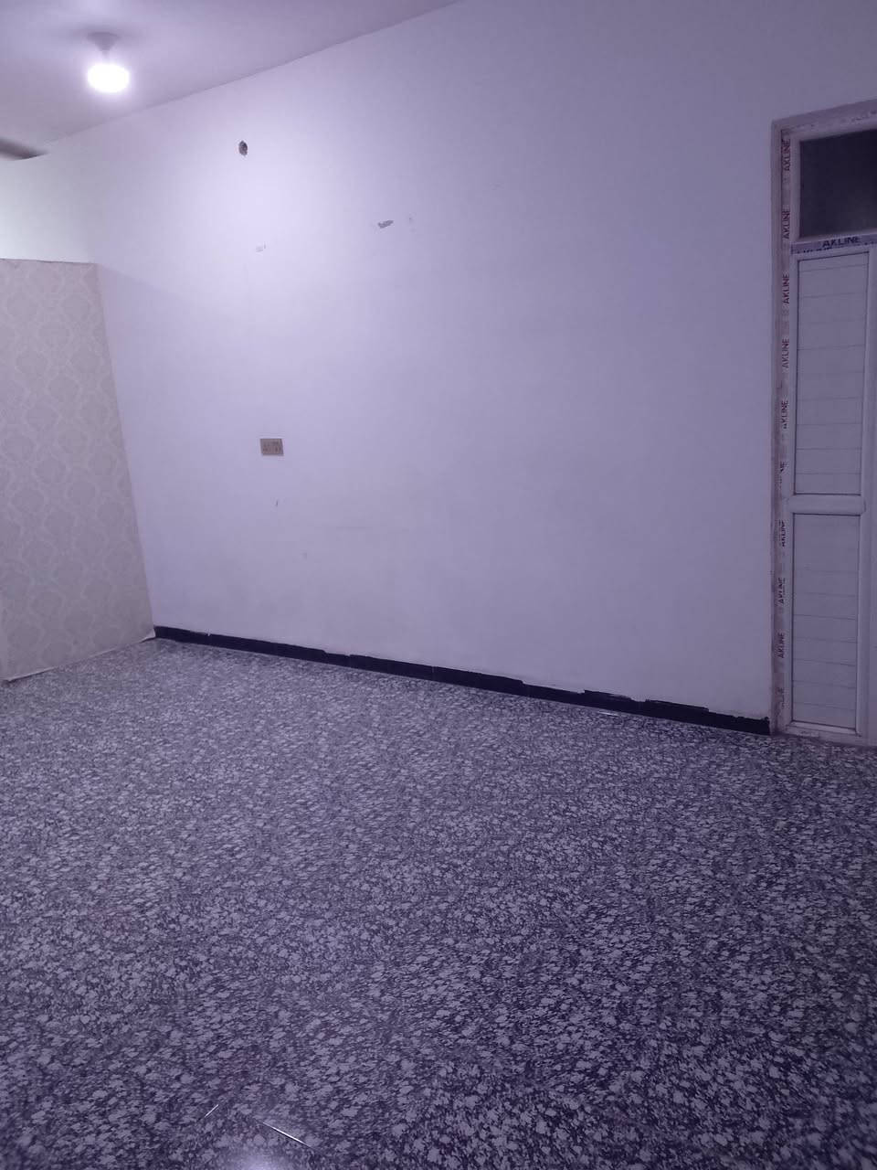 السلام عليكم شقة ارضية معزولة تمامأ كبيرة غرفتين وصالة كبيرة ومطبخ وحمامات عدد 2التاميم قادسية الثانية خلف ماركت المصطفى سعر ٣٠٠ الف للتواصل ***********
