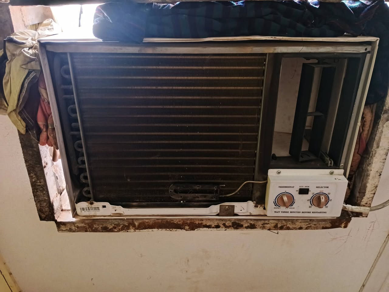 مكيف للبيع شغلته شهرين فقط بعده جديد اخذته بالقسط 650 واريده ب300 عنواني الوافدين السعر 300رقم***********
