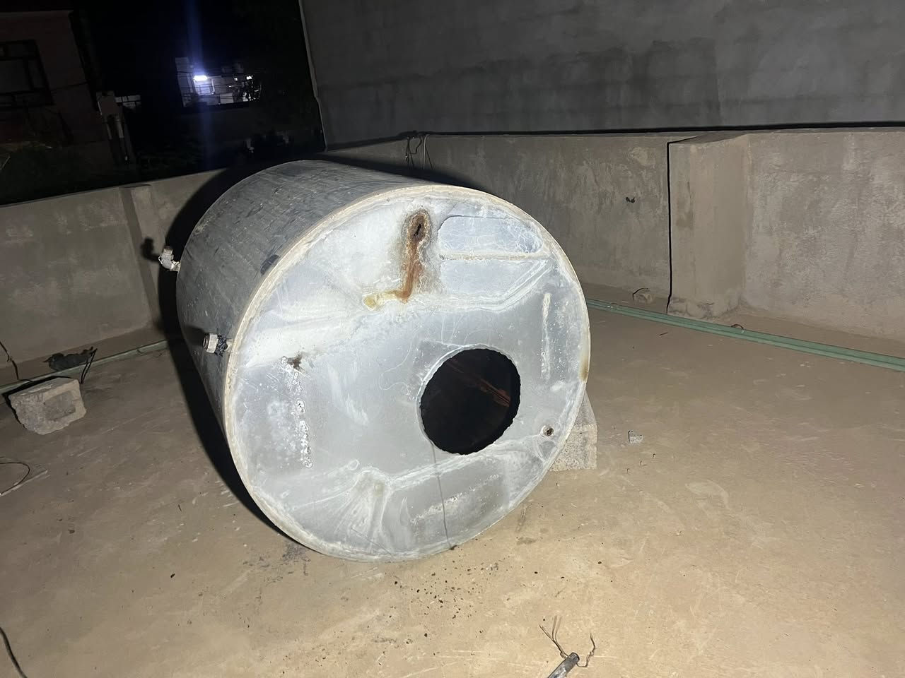بەناوی خوای گەورە
بۆ ئەوەی تۆی بەڕێز کەمتر تەکلیف بکەوێت لە سەرت بەهۆی داگرتن و سەرخستنەوەی تەنکێکەت و هێنان و بردنەوەی هەروەها پێویست بەعەزێتی خۆیشت نەبێت دێینە سەربانی ماڵان بۆ چاک کردنی هەموو جۆرە تەنکیە تۆی بەڕێزیش دەتوانی پەیوەندیمان پێوە بکەی *********** بۆ ئەوەی کەس و کار و هاوڕێ سودمەن بن بۆیان بنێرە
