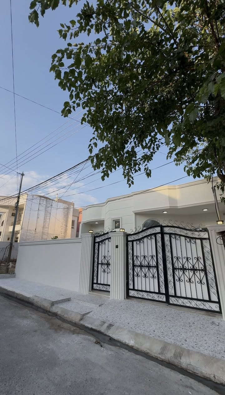 خانى بو فروتن ماسيكا دوو 
بشت مدرسا سه رده م ب دوو فرعا 
واجيهه غرب حرف تي 
مساحه 200 متر 
ايك طابق 
هاتيه ترميم كرن حساب بويه صفر 
سعر 12 دفتر و 90 ورقه ومجال 

***********
***********
