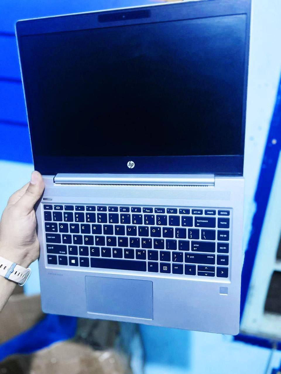 الأكثر مبيعا 💻⚙️ HP ProBook 445R G6
الهادئ اللي بيشتغل في صمت… بس بيكسر الدنيا! 💥
جهاز معمول للي بيحب القوة المخبّية في جسم أنيق، والاعتمادية اللي تقدر تركن عليها من غير تفكير 👨‍💻
الـ ProBook 445R G6 بيجمع بين أداء المعالجات AMD الاحترافية وشياكة فئة الـ ProBook المعروفة 💼

🔹 المواصفات:
🧠 المعالج: AMD Ryzen 5 PRO  
 رباعي النواة، أداء ذكي وسريع في كل الظروف ⚡
💾 الرام: RAM 8 GIGA DDR4 
 سرعة كافية تخلّيك تشتغل برامجك اليومية بكل سلاسة.
📀 الهارد: 240  SSD 
 سرعة تشغيل وتحميل مذهلة، الجهاز بيقوم قبل ما تكمل شهيق 😅
🎮 كارت الشاشة: AMD Radeon 2GB 
 مثالي للتصميم المتوسط، المونتاج الخفيف، والجرافيك الاحترافي 🎨
💎 تصميم معدني متين بخطوط بسيطة وأنيقة، بيقولك “أنا جاي للشغل الجاد”.

💼 استيراد الخارج – فرز أول 🔝
حالة ممتازة + ضمان ضد عيوب الصناعة من شركة شمس
جاهز للشغل فورًا، لا يحتاج ضبط ولا إعداد 💪

✨ مناسب للمصممين، الطلبة، رجال الأعمال، وأي حد عايز لابتوب محترم يعتمد عليه في يومه من غير وجع دماغ.

🔥 HP ProBook 445R G6 –


**إذا كنت صاحب هذا الإعلان وتريد حذفه لأي سبب، رجاءا أرسل رسالة إلى الدعم الفني**