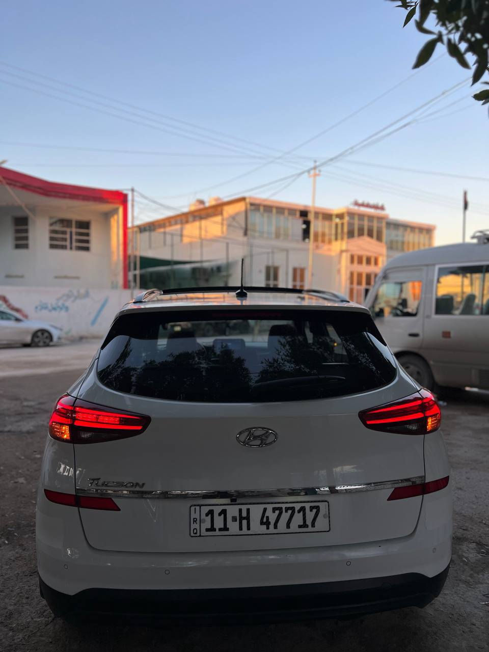 السلام عليكم 
توكسان 2019 خليجي الكاصد
ماشية 57 الف وعالفحص 
وجديدة السيارة وظع الشركة مملعوب ببرغي منها 
بأسمي شرط التحويل 
مكينة 2000
فول مواصفات 1/1
السيارة كفالة عامة عدا رصعة بارد 
ورصعة حصوة بلباب الخلفي الايمن 
سبير منازل 
والسيارة مثل موواظحة كدامك كل التفاصيل والمواصفات 
ب207$ 
مكاني بغداد 
للاتصال..***********
