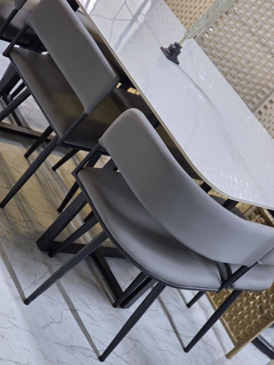 ميز طعام مع 6 كراسي 

 سطح الميز مرمر الكراسي جلد مريحة بالجلوس الهيكل حديد درجة أولى👍 ثابت ويتحمّل اوزان 

 القياسات:🫴
▪️ العرض: ٩٠ سم
▪️ الطول: ١٥٠ سم

 توصيل مجاني داخل بغدادولجميع المحافظات


**إذا كنت صاحب هذا الإعلان وتريد حذفه لأي سبب، رجاءا أرسل رسالة إلى الدعم الفني**