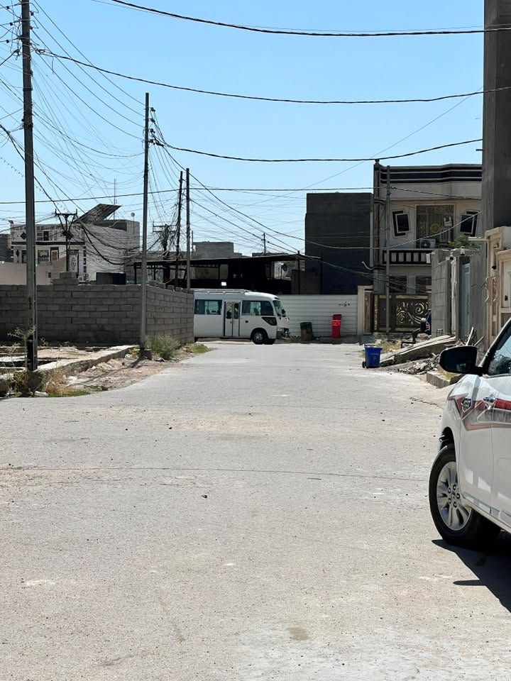 يالله 

دار للبيع 

في الأنبار فلوجة جغيفي الثاني مربع جامع ذكر الحكيم خلف جامع ذكر الحكيم ومدرسة ذكر الحكيم 

مساحة 150 متر 
واجهة 7،5 والنزال 20 
بناء طابوك سنة البناء 2017
بيت مرتب 
نقصة ستارة وسراميك الأرضية فقط بيتونة كاملة
بيت طابق واحد يحتوي علا 
ستقبال مطبخ صاله غرفة نوم مناور صحيات حمام وكراج سيارة 
شارع 10 تبليط 
موقع البيت كلش مرتب وخدمات كامله ماء كهرباء اسواق مدرسة جامع منطقة مفولة خدمات 
وقريب علا سكة القطار يعني بينا وبين لاند سكيب 10 دقايق مشي 
صنف العقار طابو زراعي سند 25
والأرض بچر مو دفن

للأستفسار والمعاينة الأتصال علا الأرقام

***********

***********

#السعر78مليون
