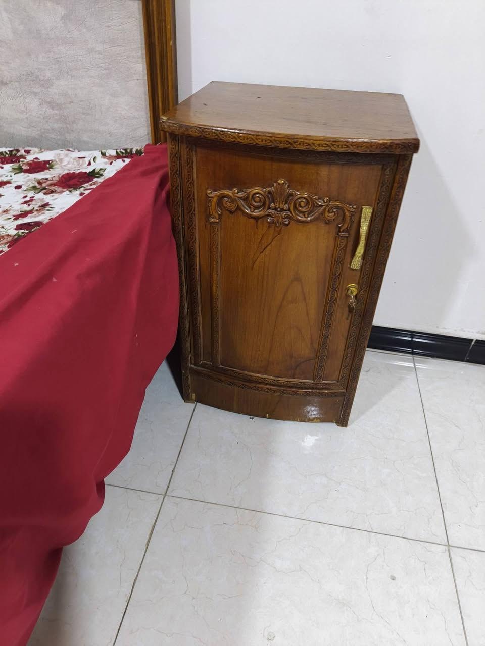 سلام عليكم غرفه أخشاب للبيع للتواصل    بيه مجال ٩٠٠ *********** السعر
