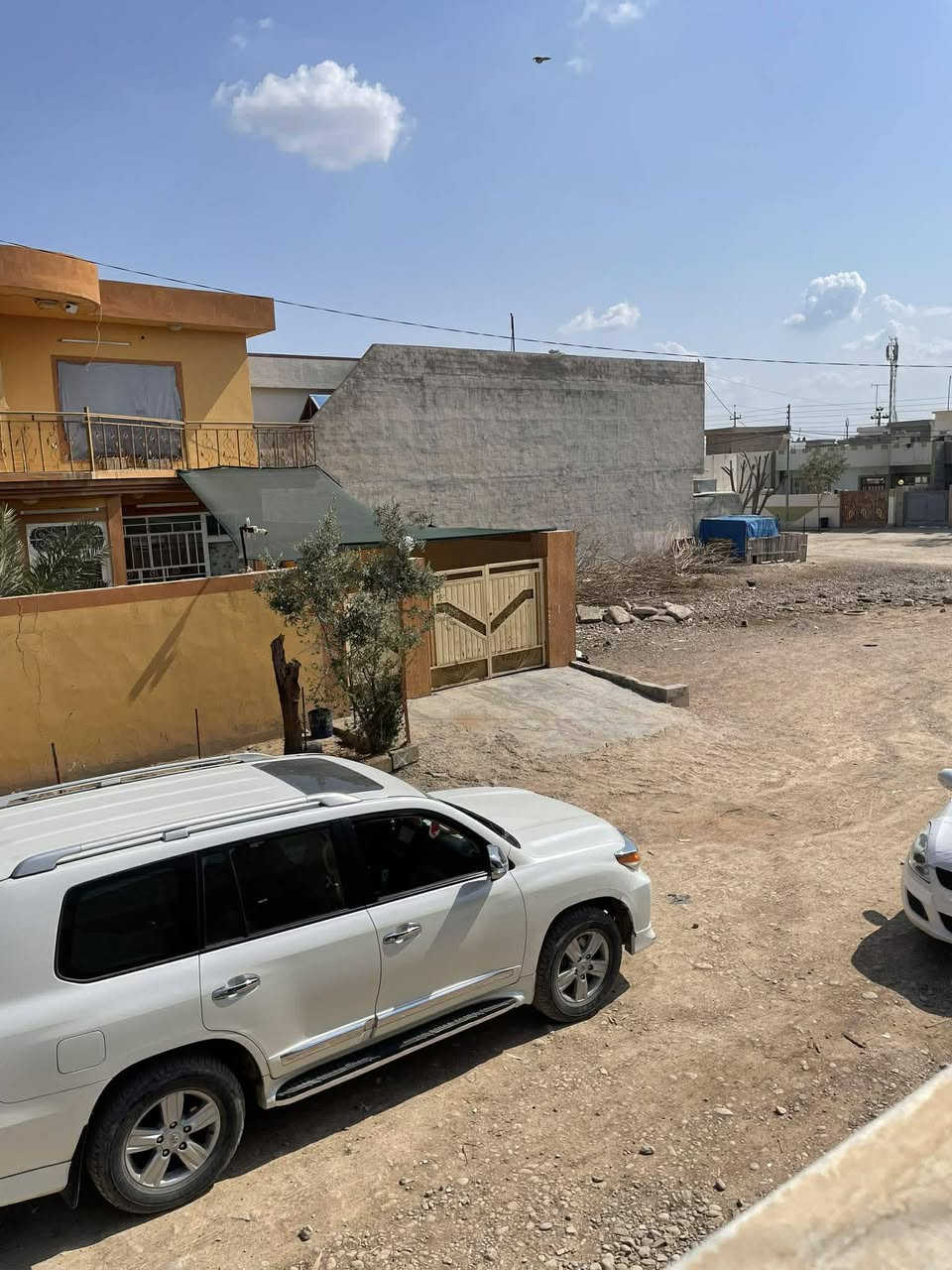 هات هات خاوی نایابو هەرزان 120متری

سلام علیکم خانو لەڕزگاری شاکەل
#خانووی_مۆدێرن بۆ فرۆشتن  قەزای ڕزگاری
ناونیشان 📍کەلار _ قەزای ڕزگاری (سموود)

◼️ گەڕەکی شاکەل 🌃🌆
◼️نزیکی مزگەوتی خێرخوازان 🏙️
◼️ ڕووبەری 6 بە 20 = 120 مەترە 📏📐
◼️  ڕووی لە خۆری بەیانیە 🕋 🕌
◼️ فوول مۆدێرن و سەردەمیانە کراوە
◼️ کۆڵانی پان و فراوانە 🛣️
◼️ کامل مەترو بیست کاشییەو دکتی بۆ کراوە

مواسەفاتەکانی ئەم خانوە پێکهاتوەلە👇

 (دەرەوەی ئەسترۆپۆڵە )[دەرگاوپەنجەری]
[ دەرەوەی] (ئەلەمنیۆمە) (ناوەوەی ئەدۆ تورکیە)
(سەقفی هەمووژوورەکان مەغربیە) ✅

🔴 ژوورەکانی ئەم خانووانە پێکهاتوون لە ⬇️

🔶 میوان 🪑🚪
🔶 مساعد مطبخ 🍽️🫖
🔶 مطبخ 
🔶 هۆڵێک 🖼️
🔶 دوو ژووری نوستن 🛋️🛏️
🔶 ڕۆشنایی 🪟
🔶 مشتەمەلات 🛁🚿
ــــــــــــــــــــــــــــــــــــــــــــــــ
بۆزانیاری زیاترپەیوەندی بکەن بەم ژمارەموبایلانەی خوارەوە

***********
***********
