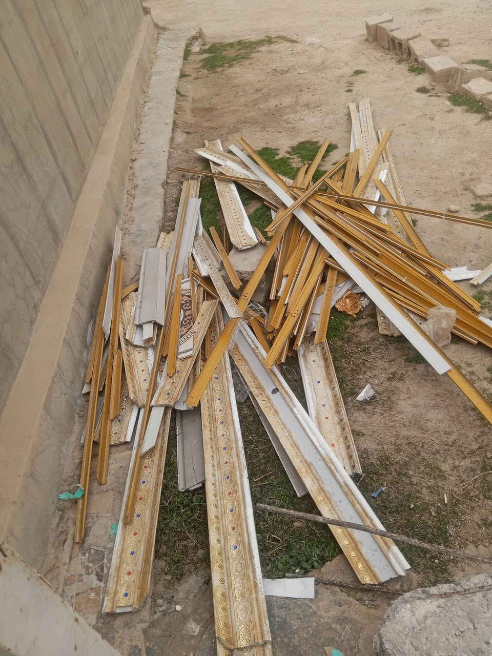 باب حديد طلاكتين سعره 30 الف
مع نواعم سقوف ثانويه 15 الف 
*********** مكاني العزي
