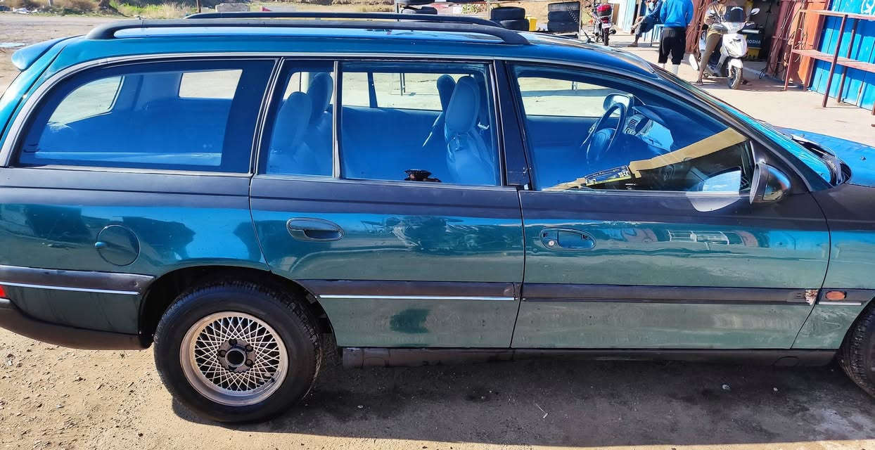 اوبل بزون ستيشن
6 سلندر بلادي 
كير عادي 
مكفولات 
تايرات نضيفه 
رقم بغداد 
36 ورقه وبيها مجال 
مكان سامراء 

***********
