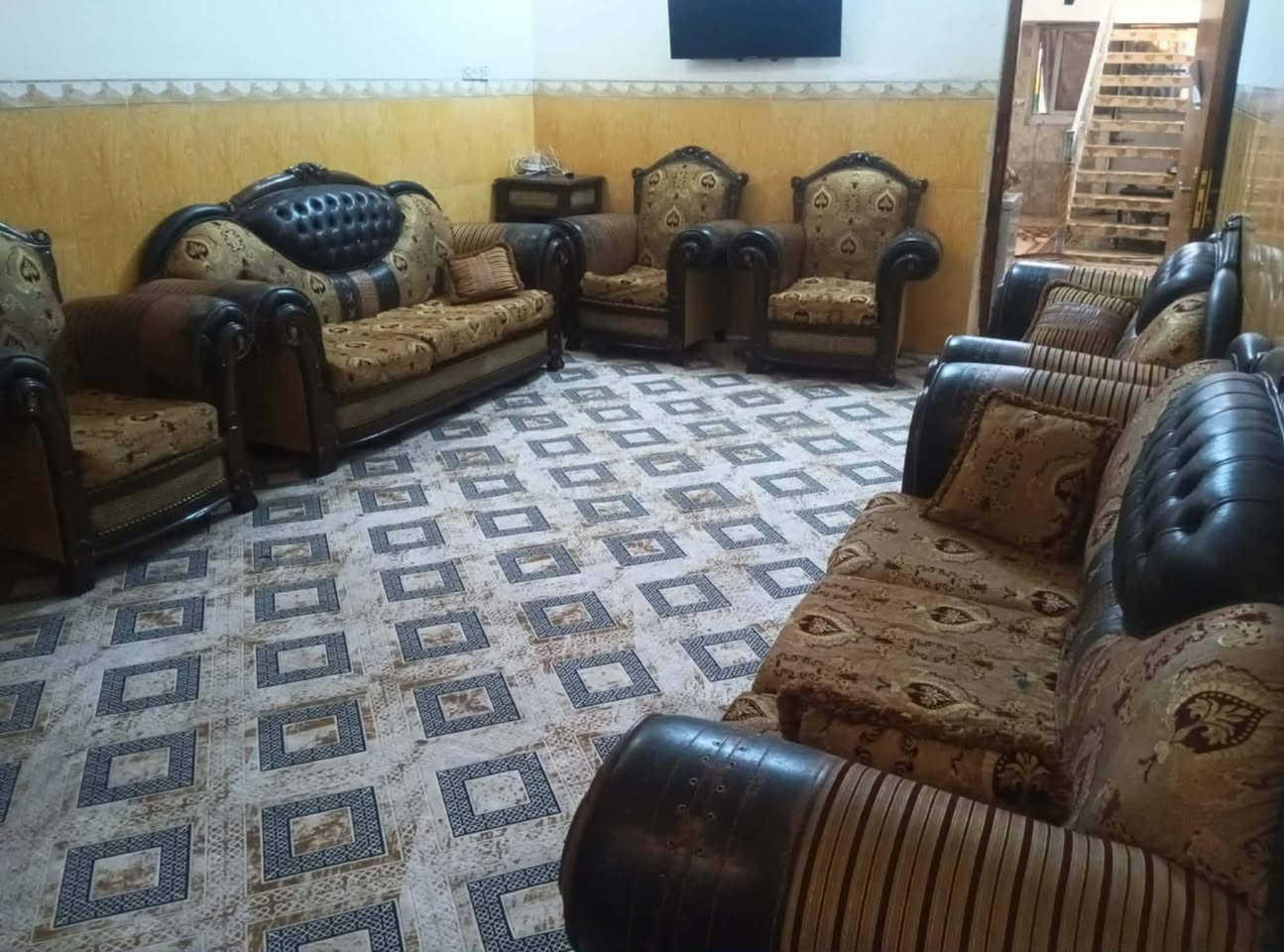 السلام عليكم تخم البيع مكان الحله نادر ٢ هذه رقم ابوتخم *********** 15 مقعد
