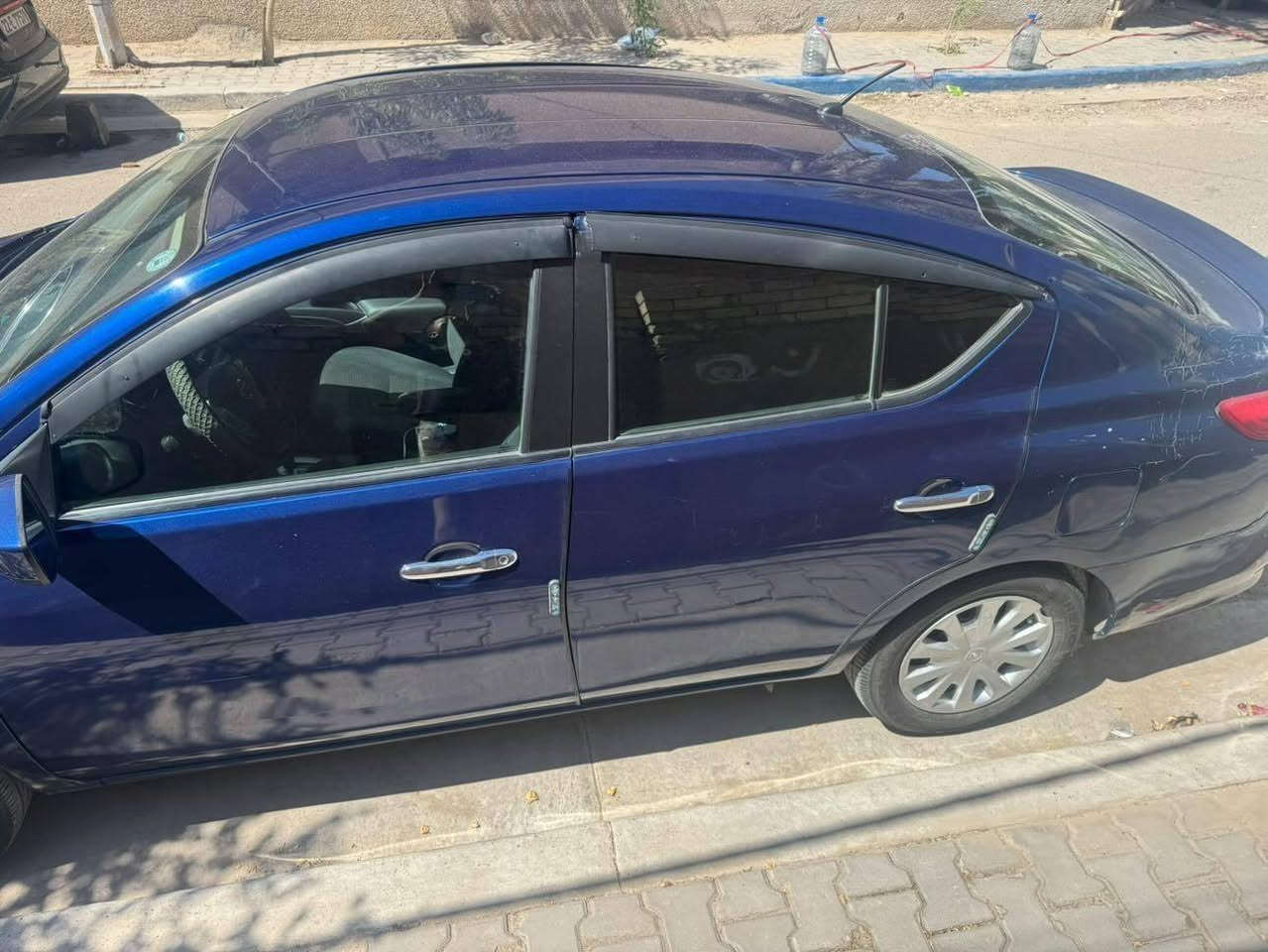 سلام عليكم شباب نيسان فيرسا 2019 امريكي ظربتهه الجاملغ الخلفي بس والجنطه مصبوغه غيرهه مكفوله السياره بجم كبس بلادي ماشيه 97 الف كير مكينه تبريد مكفول سعرهه 93 وبيهه مجال للشراي ***********
