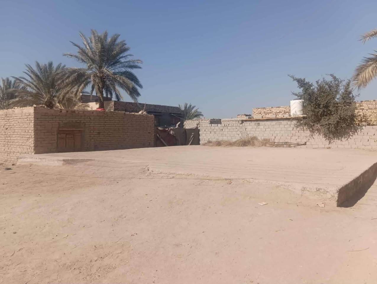 قطعة ارض مساحة 285 متر مبنية بتلو معه مجمع صحيات موقع  بني ساله تبعد عن الشارع العام 50 متر تبعد عن العلويه شريفه 100 متر للا ستفسار اتفضل خاص لو اتصل على رقم ***********
