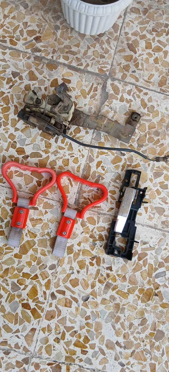 سيبايه 25
قفل باب يمين خلف السكن (يشكل) 10
يده باب داخلي يسار 4 
يدات حمر 5 
كبات سي كي نظاف 25 
برده نظيفه 8 
***********
