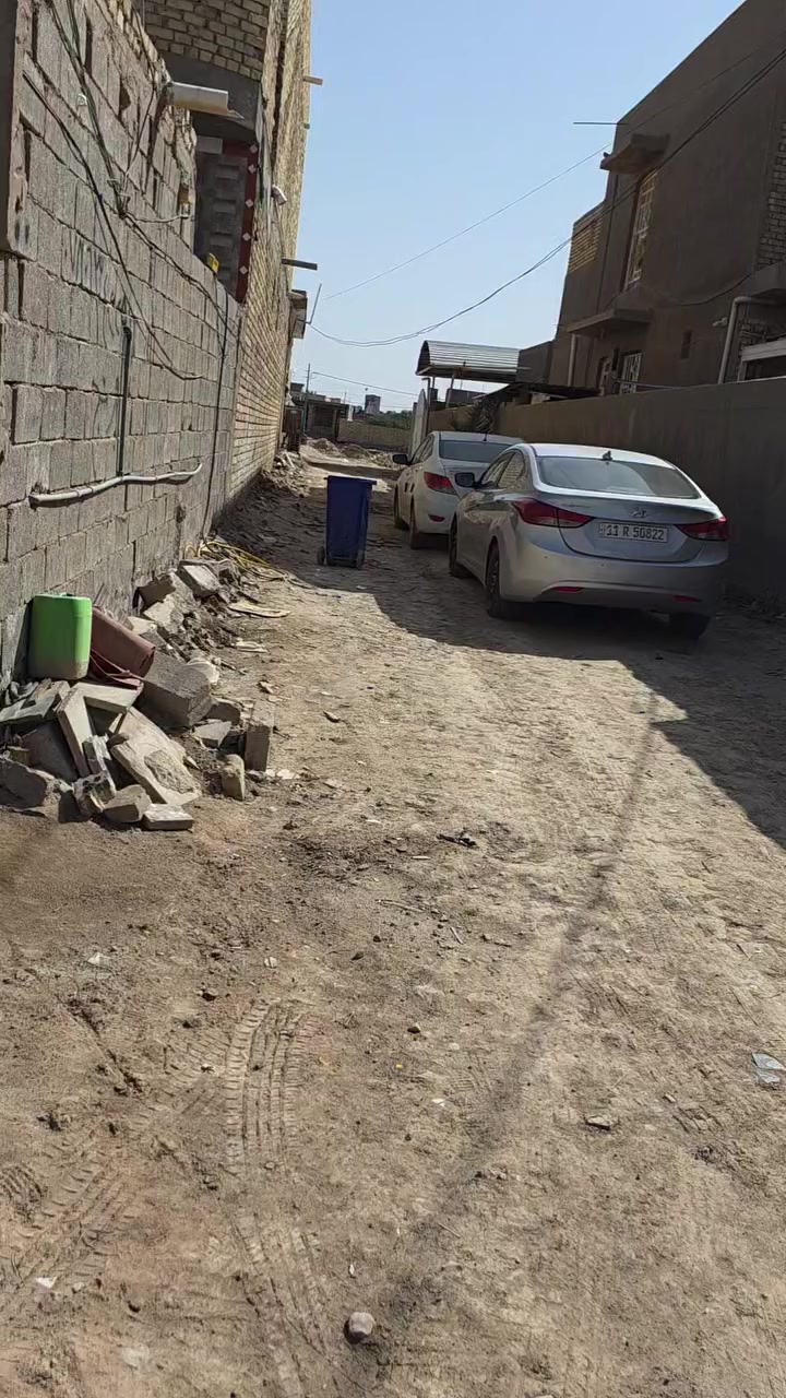 السلام عليكم بيت مساحته ٢٥٠ متر مربع نص بناء استقبل ومطبخ وصحيات فقط 
مكان البيت شارع تل عوفي مجاور محمد يوسف او عباس لبي  سعر ٥٨ 
 ***********    ***********
