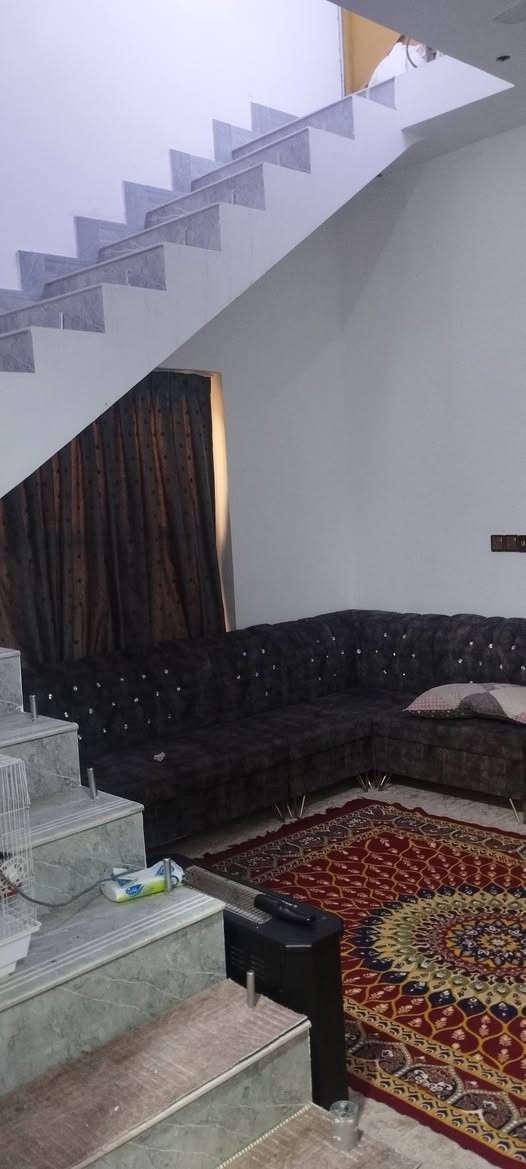 السلام عليكم بيت للبيع مساحه 110 رقم بلديه راعين بيه معامله غرفتين وهول وديوانيه ومطبخ بيت بناء حديث 2025 السعر 75 وبيه مجال قليل ت ***********
