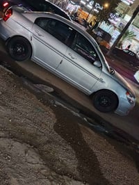 اكسنت 2010سيارة جديدة بسمي مكفولة من الصبغ والبارد السعر 95 وبيهة مجال...