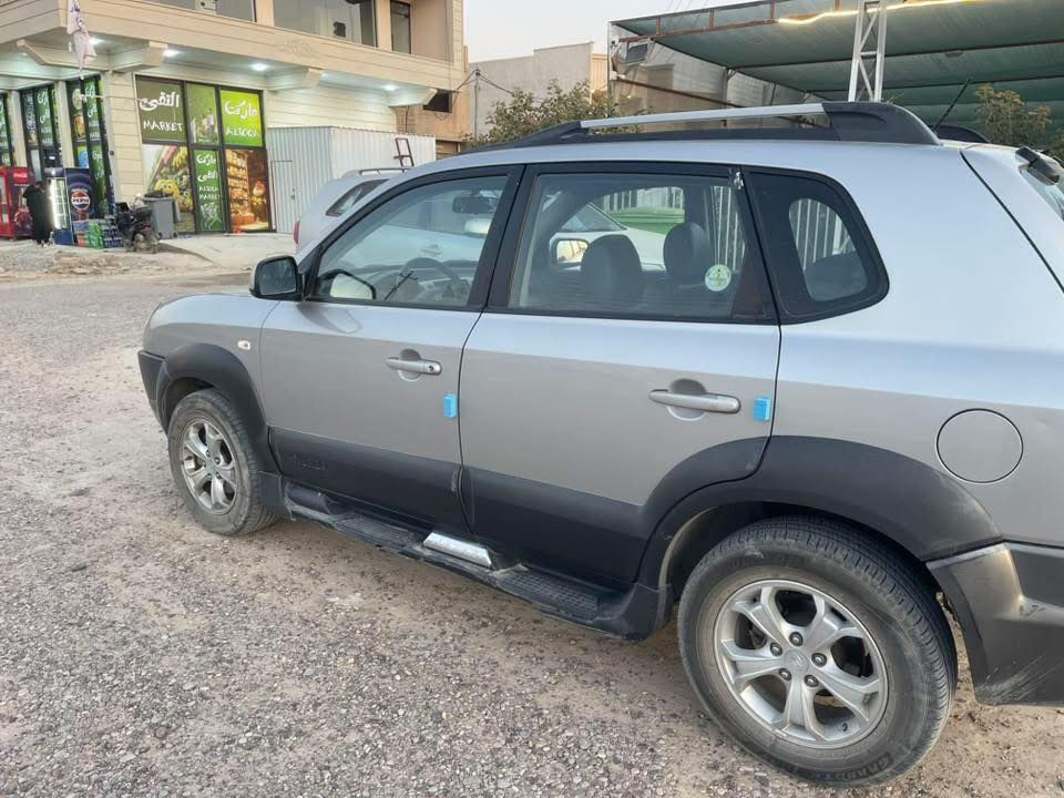 للبيع فقط. توكسان 2010 كوري فول مواصفات عدا الفتحة مقاعد جلد تدفئة بالكشنات الاربعة تحكمات جهتين مرايات شفط تبريد بيانو كير محرك صدر كله شرط بيها قطعتين رش بدون ضربة او معجون اثر جراد ماشية 185 الف حقيقي السعر113 بي مجال قليل 
***********
