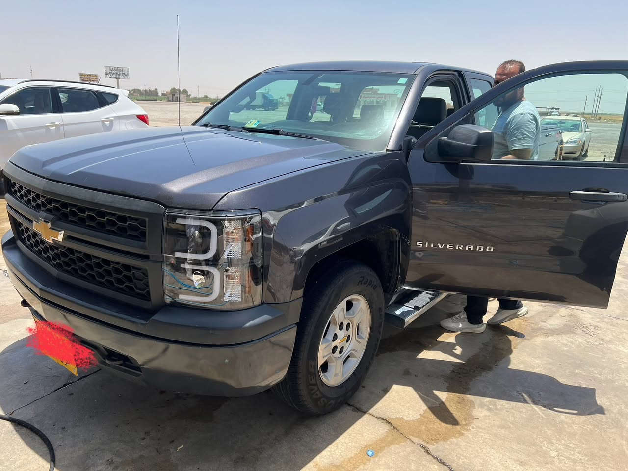 سلفرادو 2015 لون نفطي دبل قمارة باب قصير بدي طويل رقم سليمانية بأسمي لغاية 2027 ، محرك 6 سلندر  4300 cc السيارة محدث لايتات وبيها غطاء بدي ، السيارة كلش نظيفة وصور الحادث بالمنشور ،  السعر 155$ 📞 *********** بيه واتس اب
