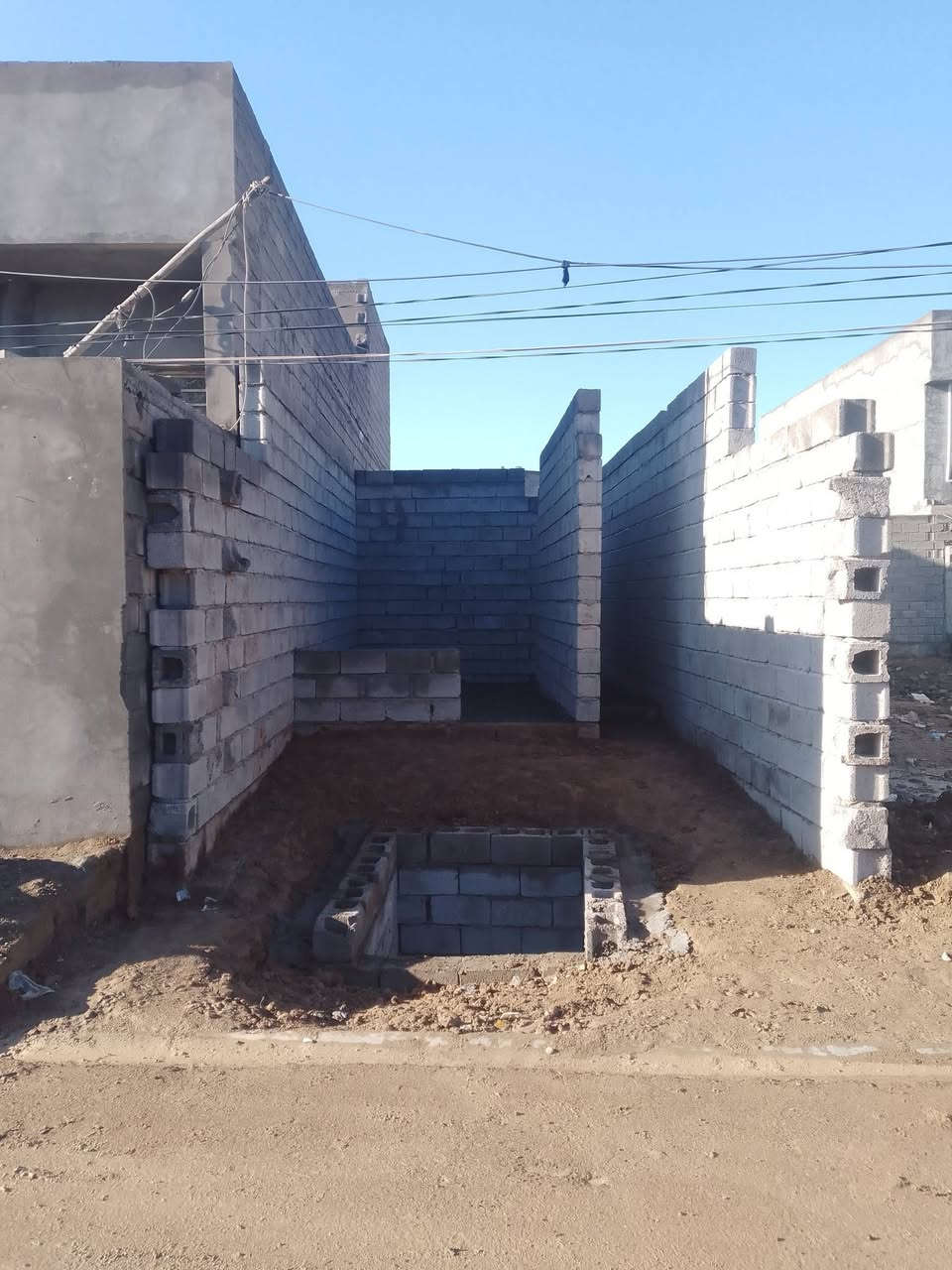 هيكل للبيع مساحه 80طول يحتوي خرفت نوم ومخاسل وصاله ويتقبال وكراج طابوملك صرف عنوان  ديالى بعقوبه تقاطع ساده حي العبور تبليط ومي ومجاري رقم هاتف ***********
