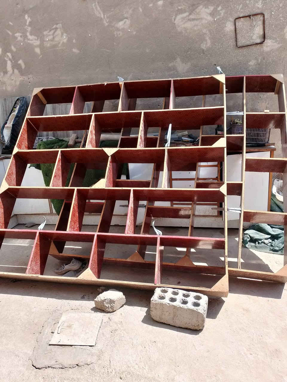 رفوف محلات طول الواحد مترين عدد اثنان السعر 90الف العنوان بابل قرب سيطرة الآثار هاتف ***********
