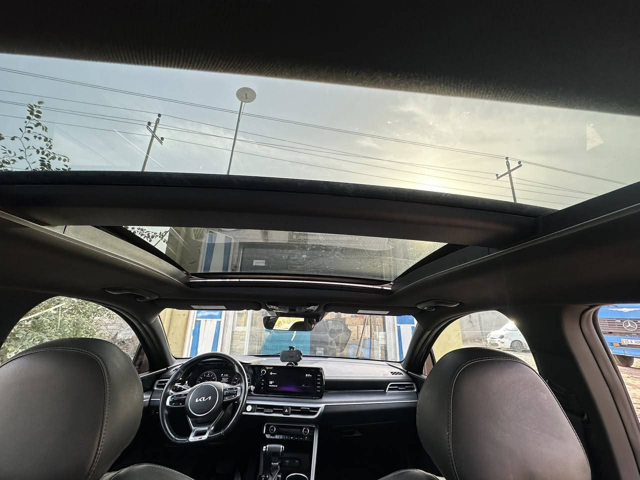 السلام عليكم
GT LINE. K5 موديل 22 للبيع 
السعر 188 وبيها مجال بسيط 
مواصفات 
شاشه كبيرة 
شاشه اعطال 
كير At 8 نمر
ترحيب عن بعد 
صندوق ذكي 
ويل كروم 
كشنات كهرباء
محرك 1600 توربو
مضخم صوت 
كشنات جلد 
كامره خلفيه 
نقطه عمياء 
رادار 
قيادة تلقائيه
بنوراما 
وبعد بيها وهاي مواصفات
تخم تاير جديد 
دسكات جدد وكاله 
مكان السيارة الديوانيه المركز 
______________________
حادثها من امريكا جنطه صور الحادث بالمنشور 
وبالعراق صار بيها بارد الباب الخلفي جه الصدر
-------------------------
الاستفسار اكثر 
***********
***********
