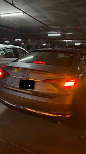 ⸻
🚘 للبيع — هيونداي سوناتا 2017 SE

سيارة نظيفة جداً، استخدام ناعم، واقتصادية ومريحة جداً للمدينة والسفر.

🔧 المواصفات:

 • محرك 2.4 لتر — 4 سلندر

 • قوة 185 حصان

 • جير أوتوماتيك 6 سرعات

 • نظام دفع أمامي

 • استهلاك وقود ممتاز

 • مرايات كهربائية + زجاج كهربائي

 • أنظمة أمان: ABS + وسائد هوائية

 • تكييف بارد جداً

 • شاشة — بلوتوث — AUX — USB

 • جنوط ألمنيوم

 • إنارة LED نهارية

📏 الأبعاد والراحة:

 • سيارة واسعة ومريحة جداً

 • مقاعد قماش نظيفة

 • سعة شنطة كبيرة

 • تعليق مريح على المطبات

📌 حالة السيارة:

 •  السيارة فقط مبدل باب  وصور الحادث موجودة (يفحص بأي مكان).

 • مكينة وكير بحالة ممتازة.

 • صيانة دورية منتظمة.

 • اقتصادية جداً ولا تطلب أي صرفيات.

📝 ملاحظات إضافية:

 • السيارة عائلية، نظيفة، ومناسبة للخط والسفر.

 • جاهزة للاستخدام مباشرة.

💰 السعر:

… (13.700$)

📞 للتواصل:

… ( ***********)

(0771 396 4410)
