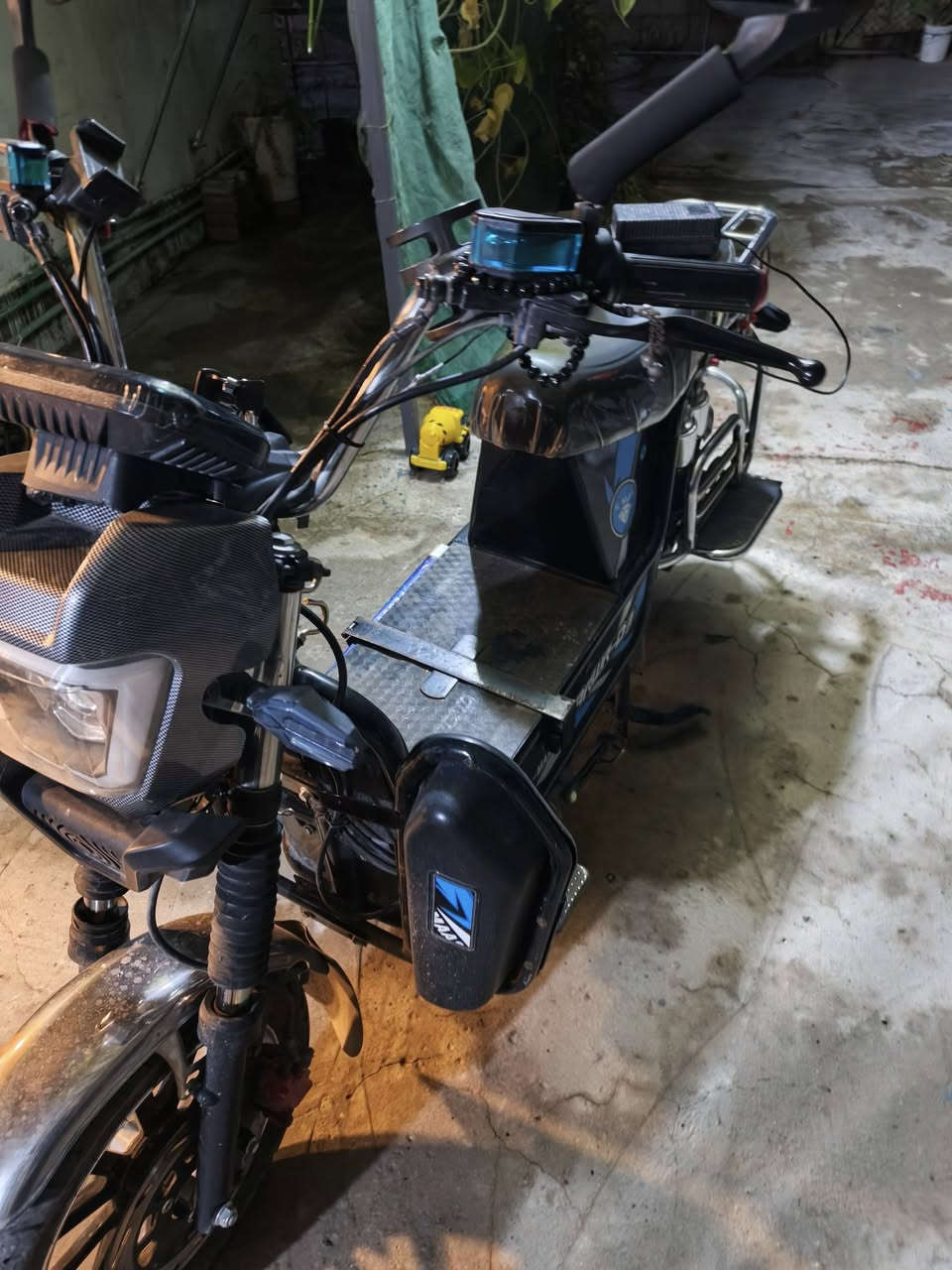 موطور شحن لبيع نضافه فول بطاريات🔋 بعدهن بلاديه جدد بصمه وسويج 4سرع سرعه 90 موديل,25سعر 600 مو شراي لا يراسل ويتعبني  ***********
