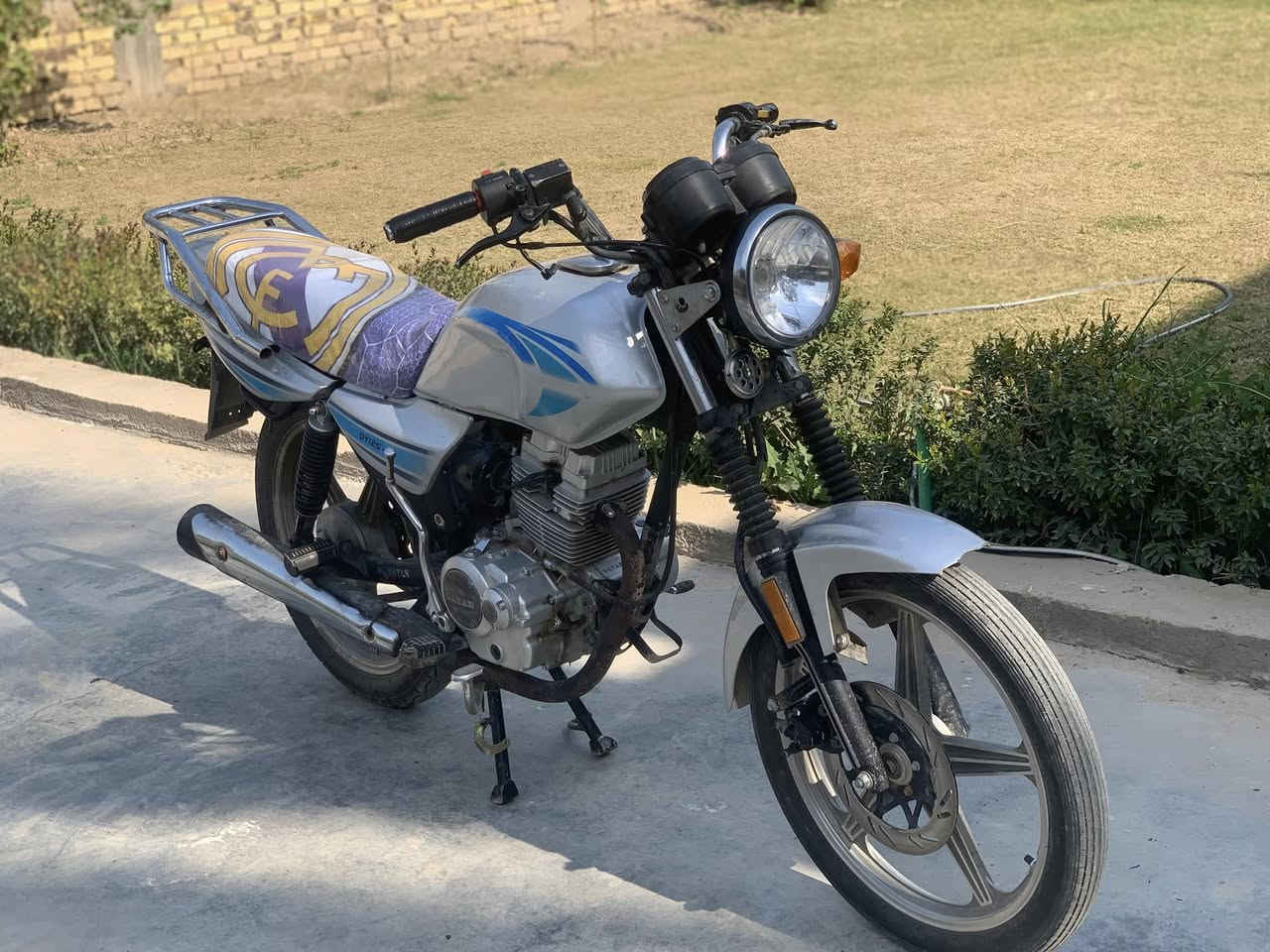 السلام عليكم دراجه دايوان كلك للبيع دراجه جاهزه من كلشي سلف وكهربائيات كامله شغاله السعر 600 وبيه مجال قليل 
***********
