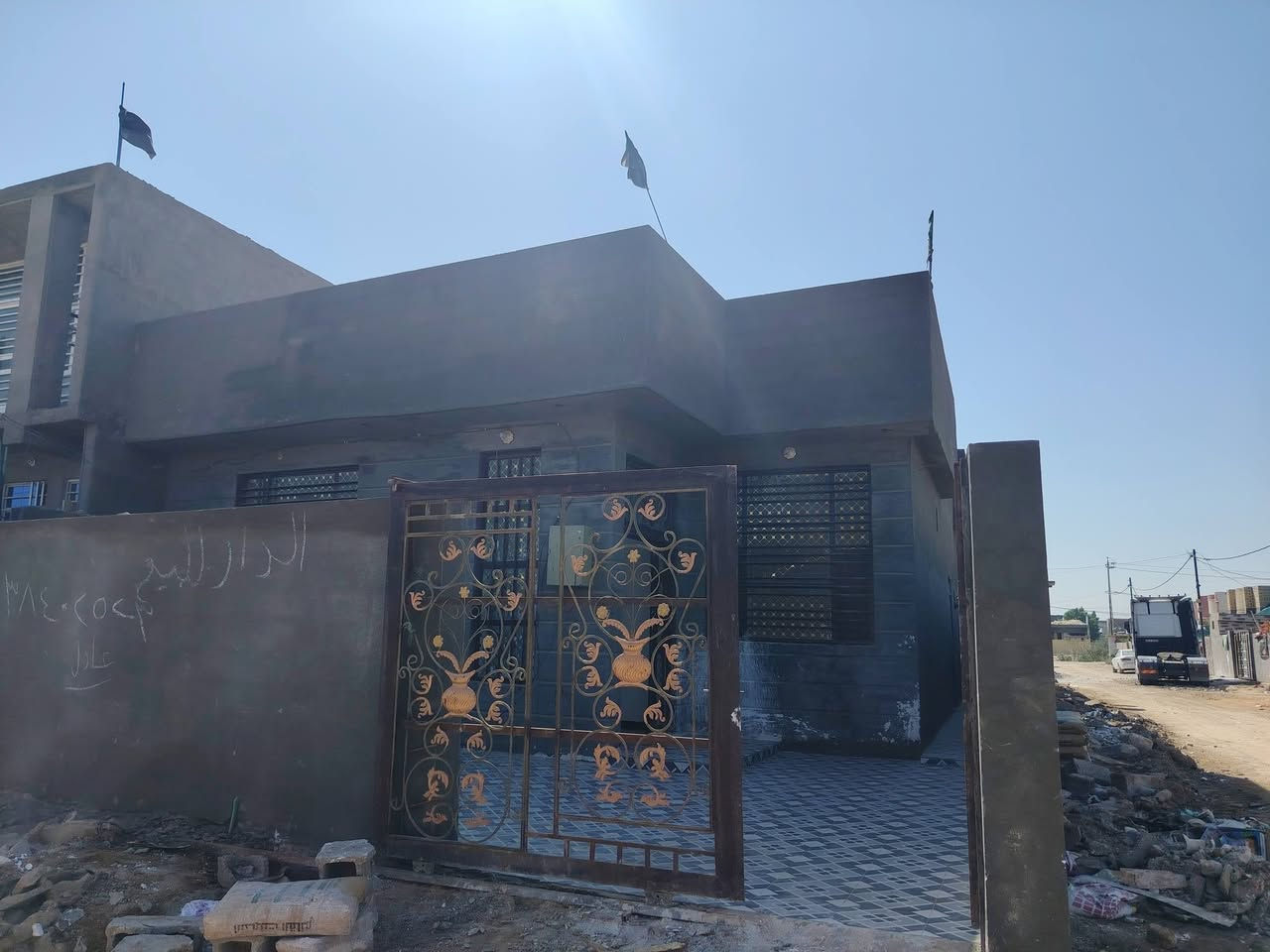 السلام عليكم بيت للبيع في حي ذويب الثاني ركن مساحه 220 يحتوي على غرفتين نوم وصاله ومطبخ ومضيف للعلم بناء حديث شارع الرئيسي 12 متر للاستفسار ***********
