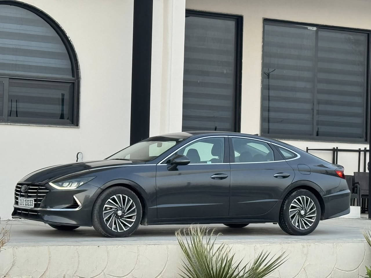 هيونداي سوناتا SEL – هايبرد 2022
📍 رقم اربيل بأسمي 
 • 
 •  بدون صبغ فقط جاملغ تبديل شركة نفس اللون
 • جميع الإيرباكات سليمة ✅

⸻

مواصفات SEL هايبرد

🔋 النظام الهجين:
 • محرك 2.0L هايبرد (بنزين + كهرباء)
 • صرفية وقود اقتصادية جداً  5 لتر لكل 100 كيلومتر
 • شحن ذاتي للبطارية أثناء القيادة

     ￼• بصمة تشغيل + تشغيل عن بعد 
 • بصمة أبواب + دخول ذكي
 • كشنات أمامية كهرباء
 • تدفئة كشنات
 • سايد بريك إلكتروني + Auto Hold
 • تبريد  امامي وخلفي 
 • شحن وايرلس
 • شفتات ستيرن تبترونيك كير بالستيرن
 • 5 أنظمة قيادة
 • فتح الصندوق تلقائياً عند الاقتراب
 • إضاءة داخلية ذكية

             انظمة السلامة الذكية Hyundai SmartSense:
 • مانع تصادم أمامي
 • مانع تصادم مع المشاة
 • نظام المحافظة على المسار
 • تحذير الخروج عن المسار
 • النقطة العمياء + مانع تصادم جانبي
 • رادارات امامية + خلفية + جانبية
 • كروز كنترول ذكي مع التوقف التلقائي
 • قيادة ذاتية
 • نظام قراءة إشارات الطريق
 • تحذير انتباه السائق

 • بصمة تشغيل + تشغيل عن بُعد
 • بصمة أبواب + دخول ذكي
 • كشنات أمامية كهرباء
 • تدفئة كشنات
 • سايد بريك إلكتروني + Auto Hold
 • تبريد قطعتين (Dual Zone)
 • شحن وايرلس
 • شفتات ستيرن
 • 5 أنظمة قيادة
 • فتح الشنطة تلقائياً عند الاقتراب
 • إضاءة داخلية ذكية

⸻

📱 التقنيات والترفيه:
 • شاشة كبيرة
 • كاميرا خلفية
 • شاشة عدادات رقمية
 Bluetooth / Apple CarPlay / Android Auto
 • نظام صوتي عالي الجودة base 🔈 

 • LED لايت + زنون عالي
 • تحكم بارتفاع وقوة الإضاءة
 • إضاءة نهارية وليلية
 • ويل كروم
 • مرايا كهرباء مع إشارات

⸻

💰 السعر: 177
📍 السيارة في اربيل او موصل

 
 ***********
 
 ‏WhatsApp ***********
‏*********** ￼ WhatsApp
