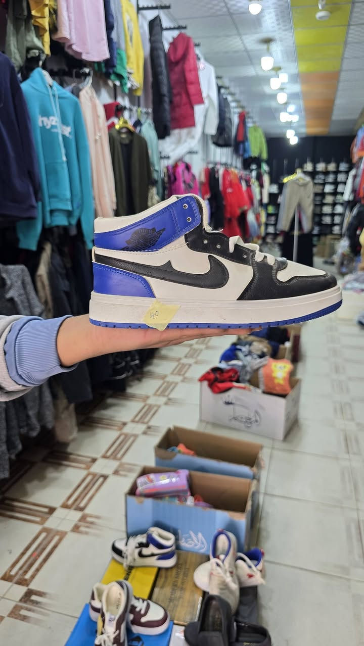 عروض عروض سعر قطعه فقط (8000) وهم توصيل مجاني وين اكو هيج احذيه ام الى 20 الف واكثر بس ب ٨ الف تصفيه محل اخذنها شلعه كلها اصليه وماركه كل قطعه قياسها موجود عليها اذا تاخذ قطعتين ب 15 يكرم الله احذيه كلها اصليه وجديده جديده غير مستخدم اوربيه وبيها مال باله  هم جديد 
عنواني قرب العسافي مجاور باندا تابعونا ع فيس اكشخ ابلاش   
وع تيكتوك (عبدالرحمن العبيدي )
للحجزز ارسل قطعه ع واتساب وتصلك نفس ليوم 
(***********)
