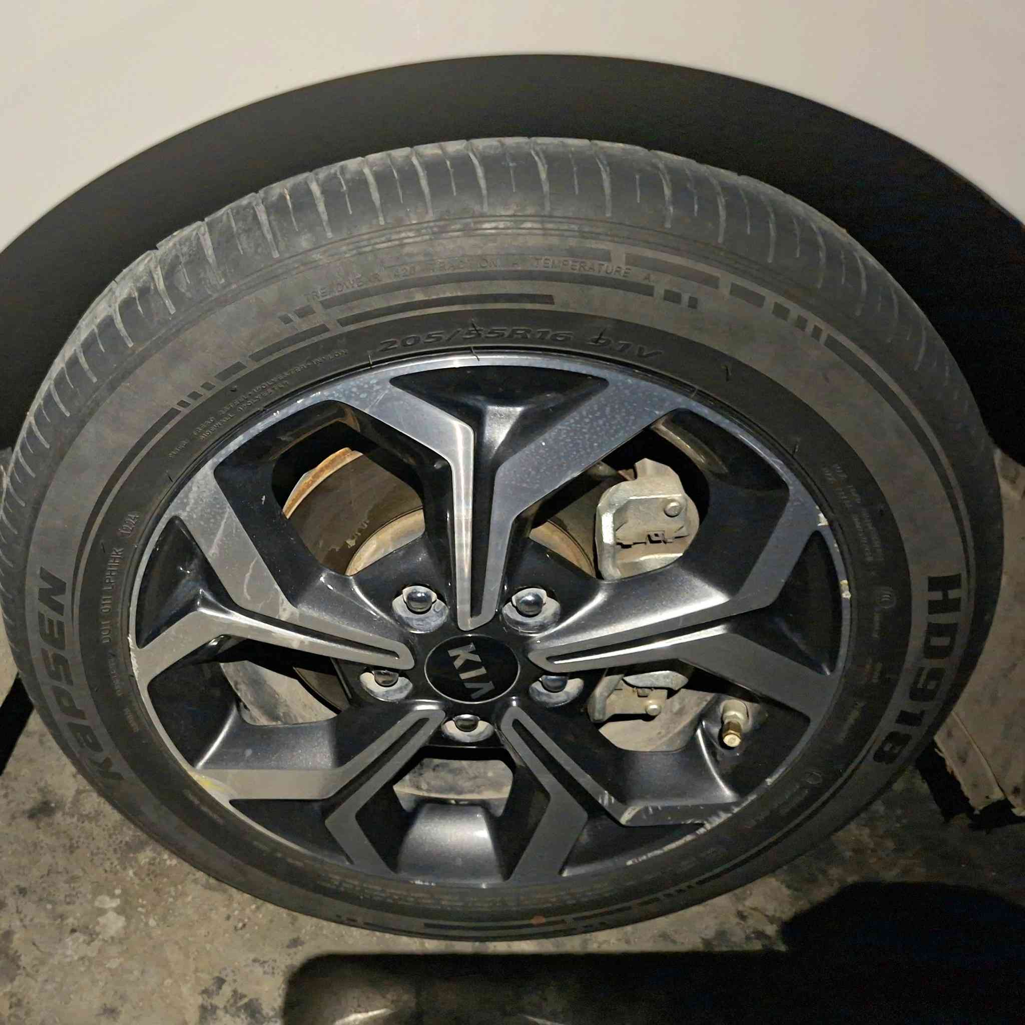 عندي ويالة فورتي حجم 16 نضيف هوه وتايراته 300 
***********
