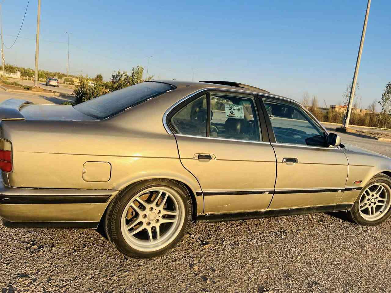 BMW 535i…
المواصفات/ 1992

"مكينه .مفتوح 

"كير. عادي 

"تايرات .جدد 

"باتريي .جديد 

"صدر اماني خلفي 100%

"سنويتها 2027 بسمنه 

"سياره خير من لله مناقصها شي 

$42مجال للستفسار ***********/***********
