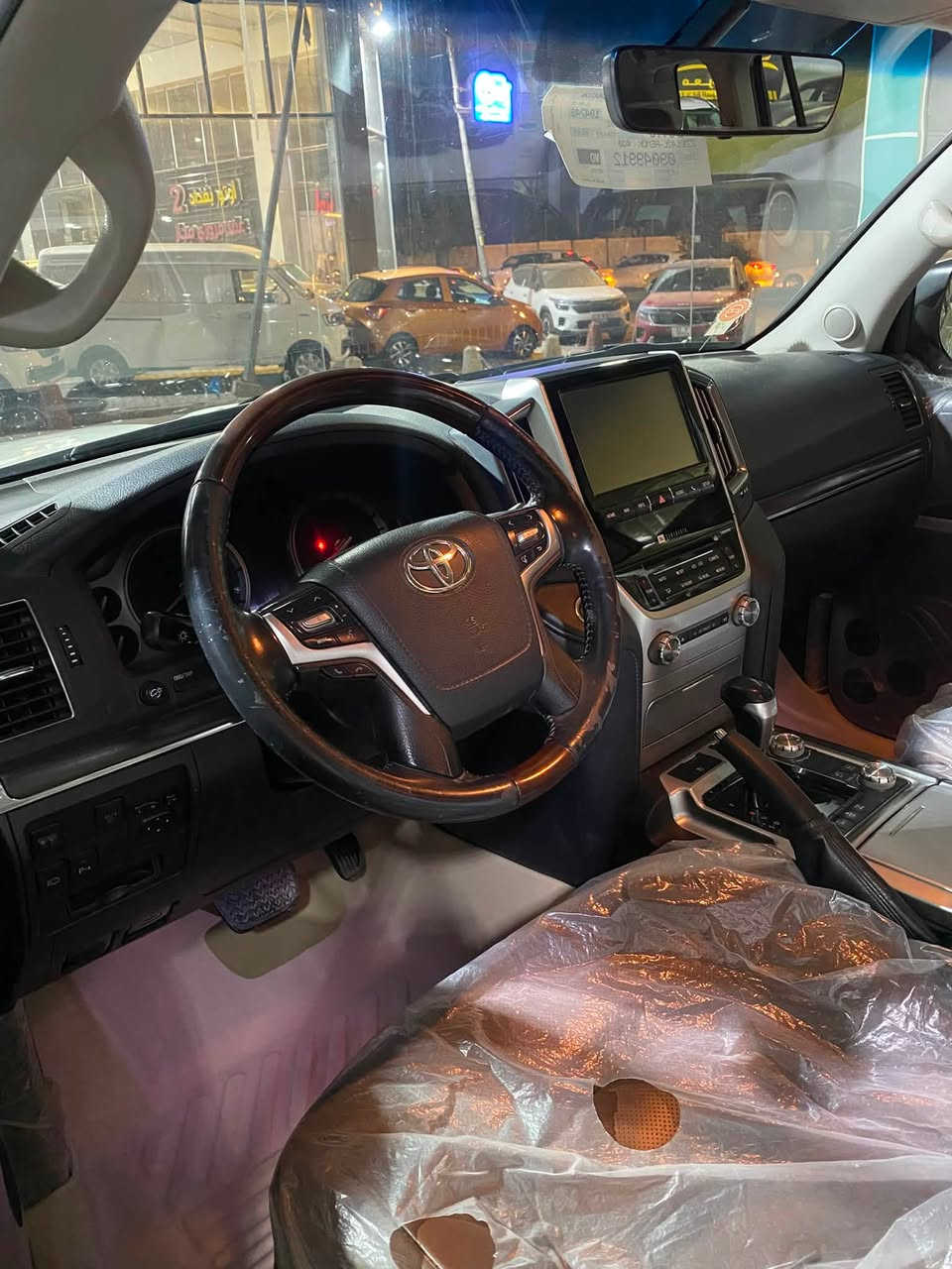 السلام عليكم لاندكروز ٢٠١٧ var ٥٧٠٠محرك ٨سلندر فول داخل قرميدي كشنات تدفئه تبريد حاكيه ثلاجه جنطه كهرباء ٥كامرات بلاديه دشبول لكزز كفاله عامه ماشيه ١٣٨كم مكان سياره بغداد جميله 
***********

