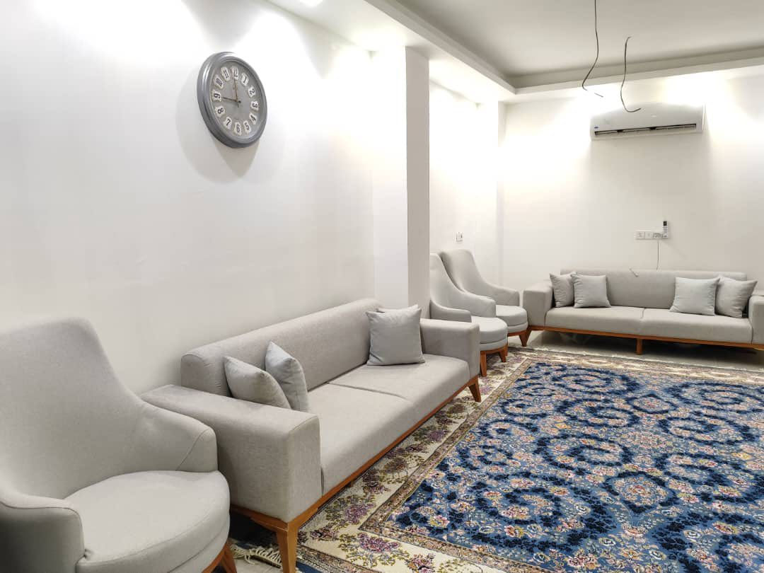 ⸻

🏠 شقة مفروشة للإيجار – يومي أو شهري

شقة مجهزة بالكامل
مساحة 60 متر
تتكون من:
🛏 غرفة
🛋 صالة
🚿 حمام
🚽 توالت

⚡ كهرباء 24 ساعة
🛗 مصعد
🛎 حراسة + لوبي + بناية مرتبة

📍 الموقع: الروضتين

الإيجار مخصص للعوائل أو طالبات الجامعة فقط
الشقة نظيفة وجاهزة للسكن فوراً.

📞 للاستفسار: ***********
***********
⸻
