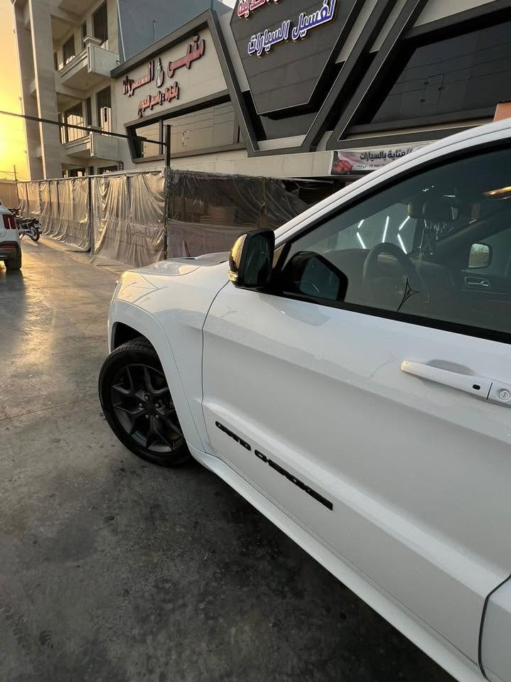 جيب كراند شيروكي لمتد S  .
مكفول كفالة عامة 
الموديل :2020 . (خليجي) . 
المحرك : V6.  3.6L .
العداد :41 مايل
* المواصفات :
 *  . 
* . 
* نقطة عمياء .
* دفع رباعي 4x4 . 
* فرش المقاعد من الجلد . 
* المقاعد الأمامية كهربائية .
* ذاكرة لحفظ وضعيات الجلوس . 
* المقاعد الأمامية مع تدفئة . 
* صف المقاعد الخلفية مع تدفئة . 
* ويل قياس 20 انج اسود لماع .
* مقود السائق كهربائي . 
* تدفئة ستيرن . 
* سقف بانوراما .
* شاشه 8.4 انج .
* نظام الملاحة (GPS) . 
* نظام خاص للطرق الوعرة . 
* مصابيح امامية زنون . 
* المصابيح الأمامية مع LED لايت . 
* كشافات الضباب زنون . 
* تشغيل عن بعد .
* صندوق كهربائي .
*  حساسات أمامية . 
*  حساسات خلفية .
* كاميرا خلفية .
* بخاخ ماء لتنظيف المصابيح الامامية .
* مرايا بخاصية التعتيم الذاتي . 
* مرايا جانبية قابلة للطي كهربائيا . 
* بلوتوث تلفون . 
* محدد سرعة . 
* نظام تشغيل واطفاء اوتماتيكي للمحرك للتوفير من صرف الوقود .
* نظام بريك اوتماتيكي . 
واتساب 
***********
السعر 31 الف وبيها مجال بسيط

