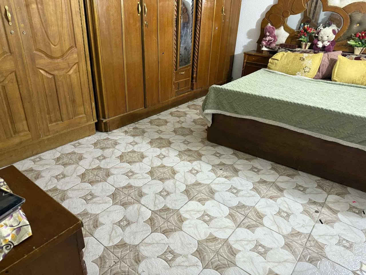 للبيع بيت حواسم 
العنوان ميسان ابو رمانه قرب مدرسه حسان ابن ثابت 
نسيبه الانصاري سابقا
المساحه ٢٤٠متر مربع 
 يحتوي على غرفتين وصاله وستقبال مطبخ وصحيات لبيت نظيف كلش عكاده كل 
             (  تفاصيل اكثر  ***********
