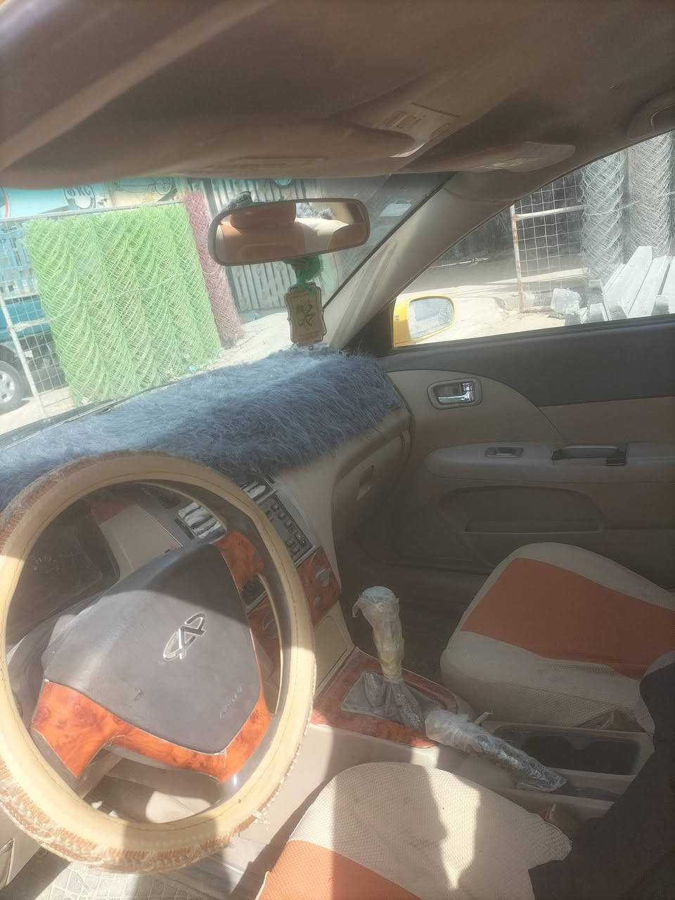 السلام عليكم سياره شيري موديل 2012 للبيع مكينه وقير وحداديه ما بيهن شي كهربائيات شغه طائرات جدد فقط بس البيبان بيهن خياس سياره جاهزه رقم انجليزي دولي ب 22 وبيها مجال المكان الديوانيه قضاء غماس ***********
