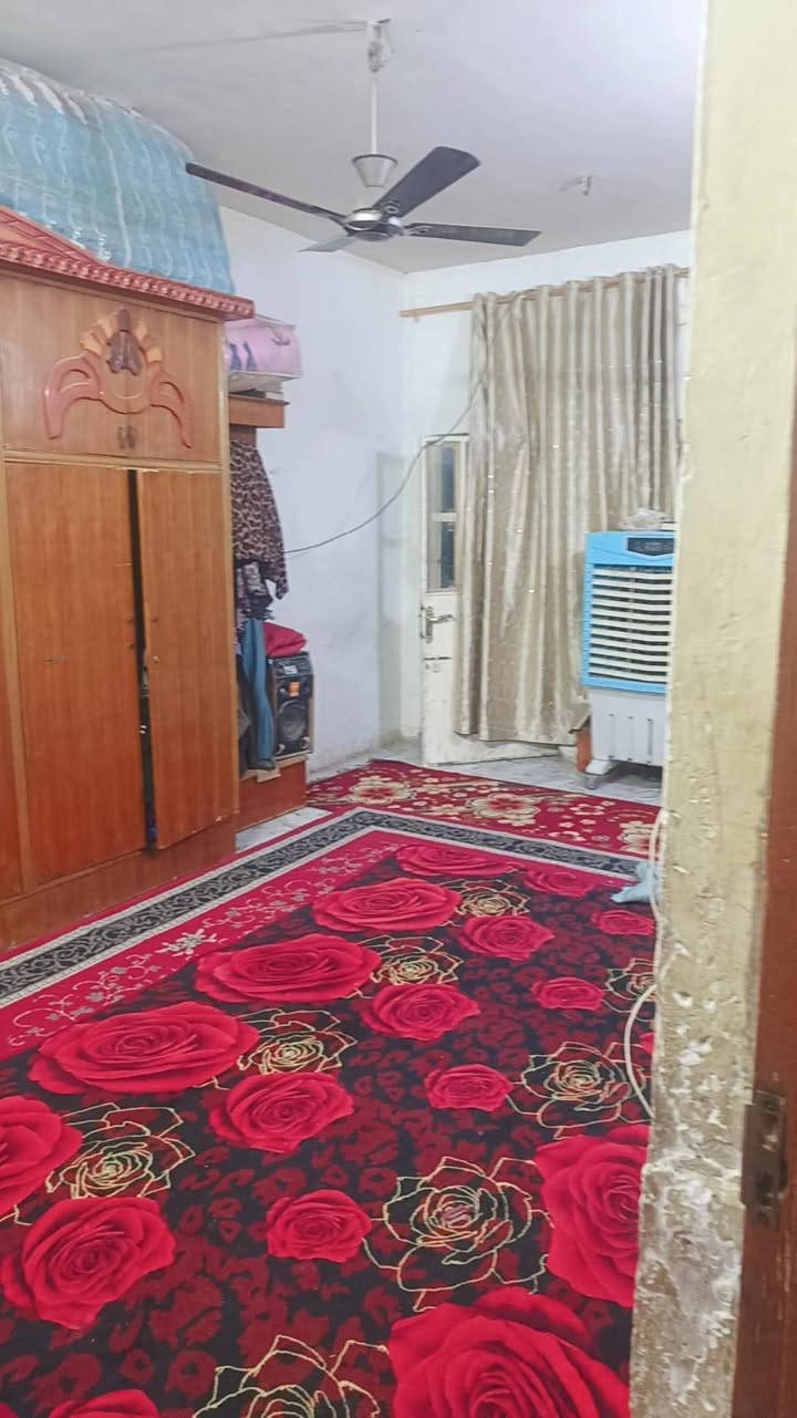 السلام عليكم بيت للبيع  مساحه 100متر مربع غرفتين نوم استقبال وصاله وصحيات ومنور بيت نضيف عنوان الحسينيه الراشديه السكلات شارع العشره الاف شارع مكصوص كاعد شتغلون بي وراح تتبلط الاستفسار اتصل ***********
