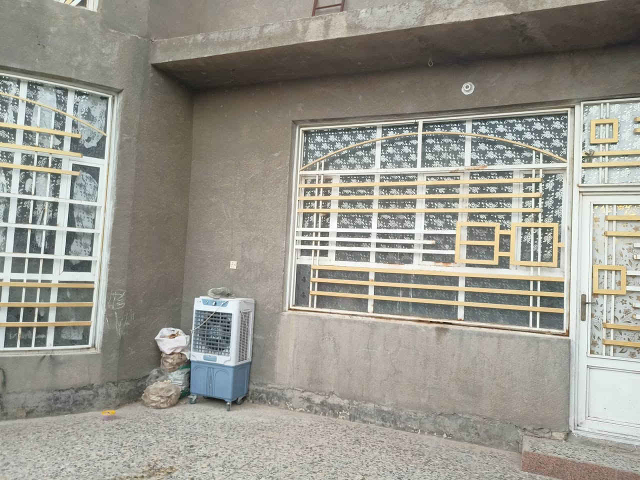 كربلاء نهايت شارع المدرسي قرب شارع ابو مهدي المهندس
بي 2 غرف وصاله ومطبخ واستقبال وحوش جبير
مساحه 200متر 
اجار 450الف
***********
