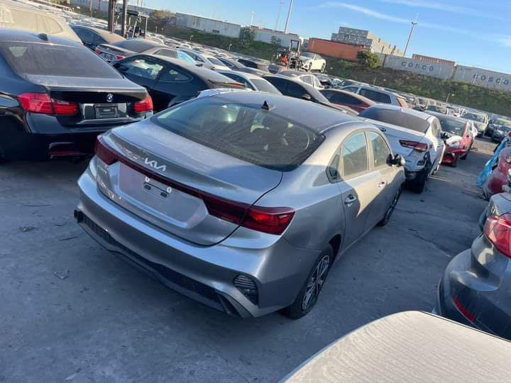 السلام عليكم 

KiA فورتي وارد 
2022
حادث فقط باب ومبدل نفس الون وجوه الباب على كد شبر صبغ 
فقط لا غير السياره بچم كبس داخله للعراق بسمي بدون ايرباك 
مواصفات 
تحديد مسار 
قياده ذاتيه 
شاشه كار بلي 
وباقي المواصفات العاديه 
ماشيه 70 ميل 

 معروضه ب. 155  وبيه شي قليل 
***********
