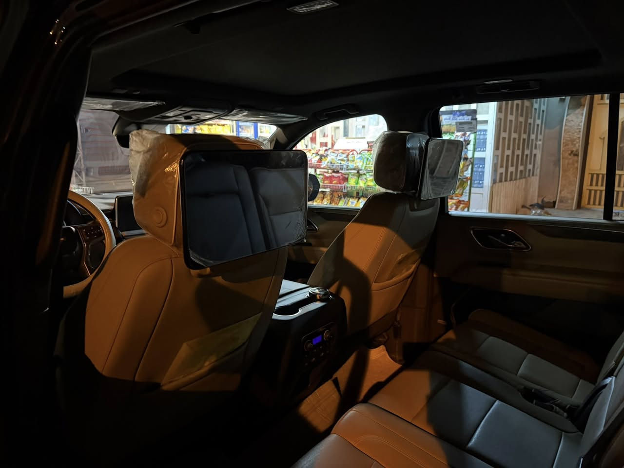 السلام عليكم ..
تاهو بريمير 2023 خليجي وكاله المنصور 
كلين بيها ملاحظه وحده كارت باب النفر 5 اصابع فقط
السيارة جدا نظيف 
بريمير يعني فول مواصفات ماشيه 81
سعرها 560 وبيها مجال بسيط 
***********
