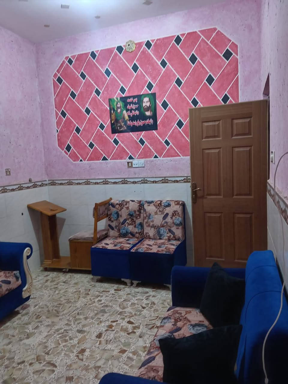 ياالله
سلام عليكم
البيت البيع طابو صرف
مساحه ((100)) متر طولاني 
حي غدير قريب مستشفى البناني
البيت طابق واحد
يحتوي على
استقبال
وصاله 
ومطبخ 
وصاله
وغرفة نوم
صحيات داخليه وصحيات خارجيه
استفسار اتصل((***********)) 
((***********)) اخوكم أبو عراق.......
