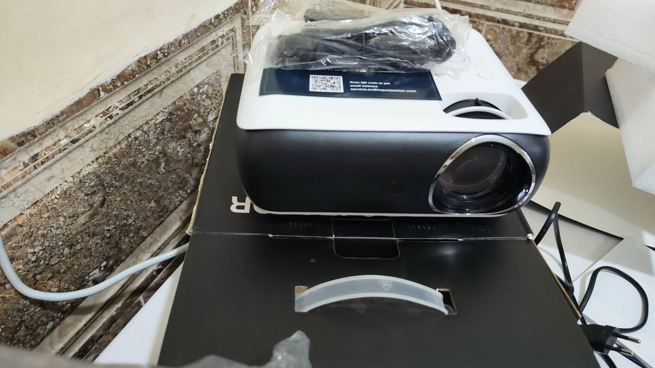 عدد القطع 3 ثلاثه
عدد 2 جديد كارتون غير مستعمل
عدد1 مستعمل
كامل #انتبه انتبه مع 3 أجهزة TVBOX نظام اندرويد جديد غير مستعمل لتشغيل
تطبيقات كوكل بلاي فودو/ سينمانا /سينما بوكس 
هذا الجهاز هو جهاز عرض فيديو محمول (Projector / داتا شو)، وتحديداً يطابق تصميم الموديل الشهير Happrun H1 (أو الموديلات التابعة لشركات مثل Hopvision التي تشترك في نفس التصميم الخارجي).🛠️ استخدامات الجهاز الأساسية:السينما المنزلية: عرض الأفلام والمسلسلات على حائط الغرفة بحجم شاشة ضخم.ألعاب الفيديو: توصيل منصات الألعاب مثل الـ PS5 أو الـ Xbox لتجربة لعب غامرة.التعليم والعمل: استخدامه لعرض المحاضرات والدروس في المدارس أو المعاهد.العرض الخارجي: تشغيله في الحديقة أو أثناء التخييم ليلاً لعرض مقاطع الفيديو والأفلام.
#أطلب_السعر_يجيك_فورا


**إذا كنت صاحب هذا الإعلان وتريد حذفه لأي سبب، رجاءا أرسل رسالة إلى الدعم الفني**