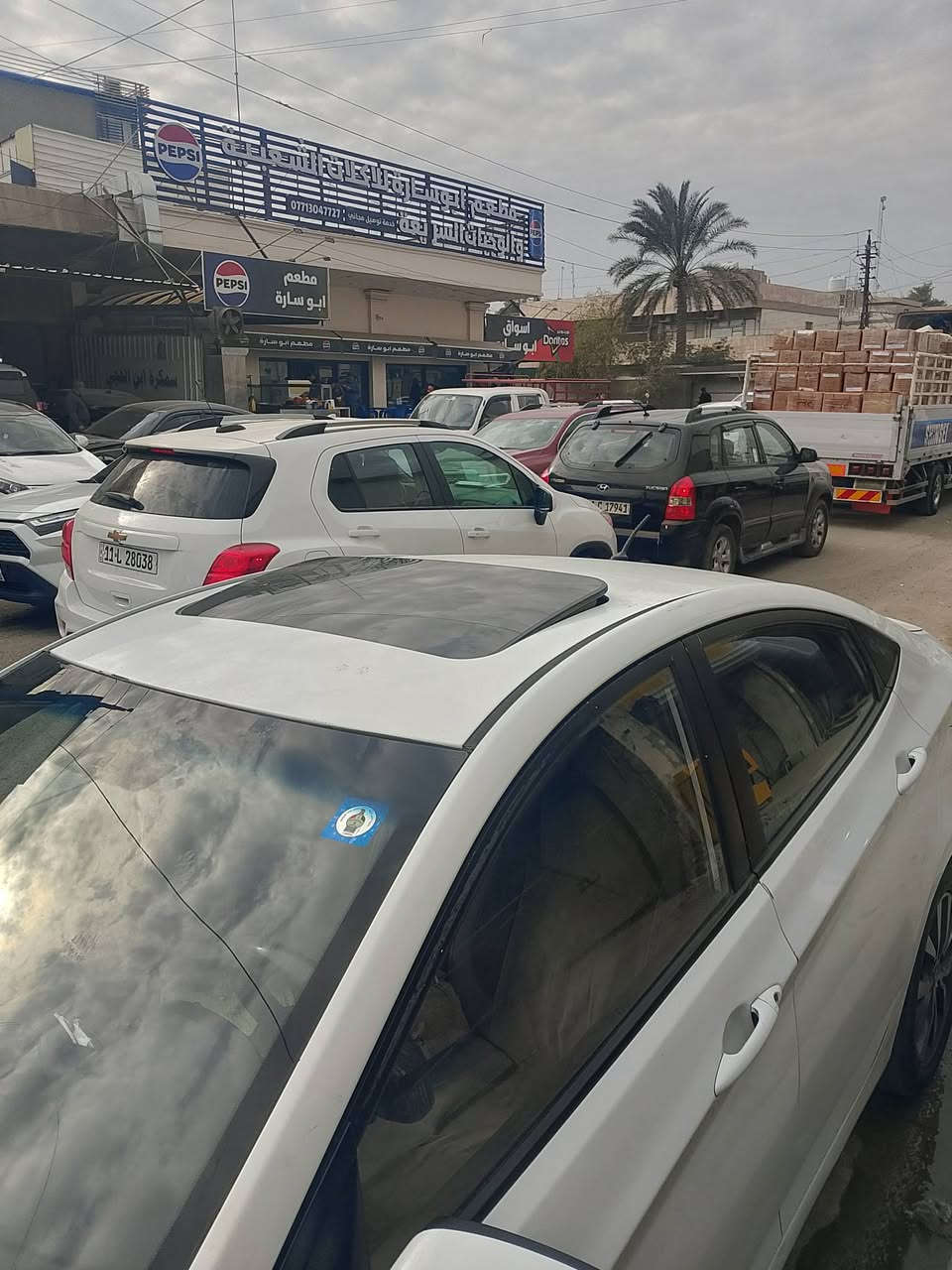 السلام عليكم للبيع سيارة نوع اكسنت موديل 2016 خليجي اللون ابيض فول مواصفات 5 ويلكب تحكم ستيرن فتحة سقف اشاير بلمري لايتات زنون بلادي سنترلك بيهة صبغ 3قطع اثر طخات سنوية لل2030 ورقم جديد مشروع وطني السعر 87وبيها مجال بسيط العنوان بغداد الرقم ***********
