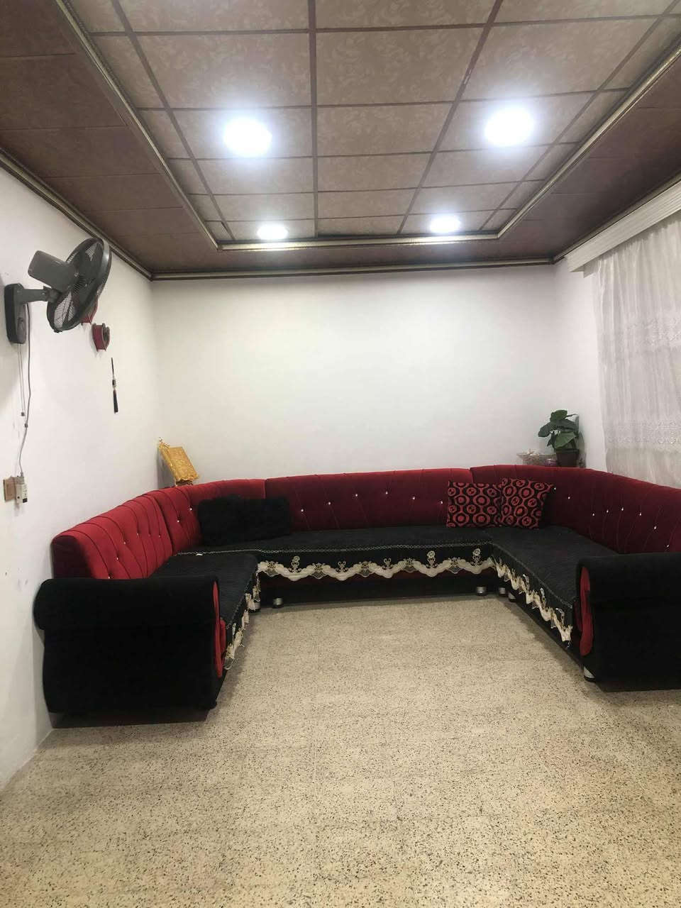 دار للبيع بدايه حي الزهراء المدخل الاول ٢٠٠متر واجه ١٠ طابق موقع مميز خطوتين عن الشارع الرئيسي تواصل خاص او عالرقم *********** السعر جدا مناسب

