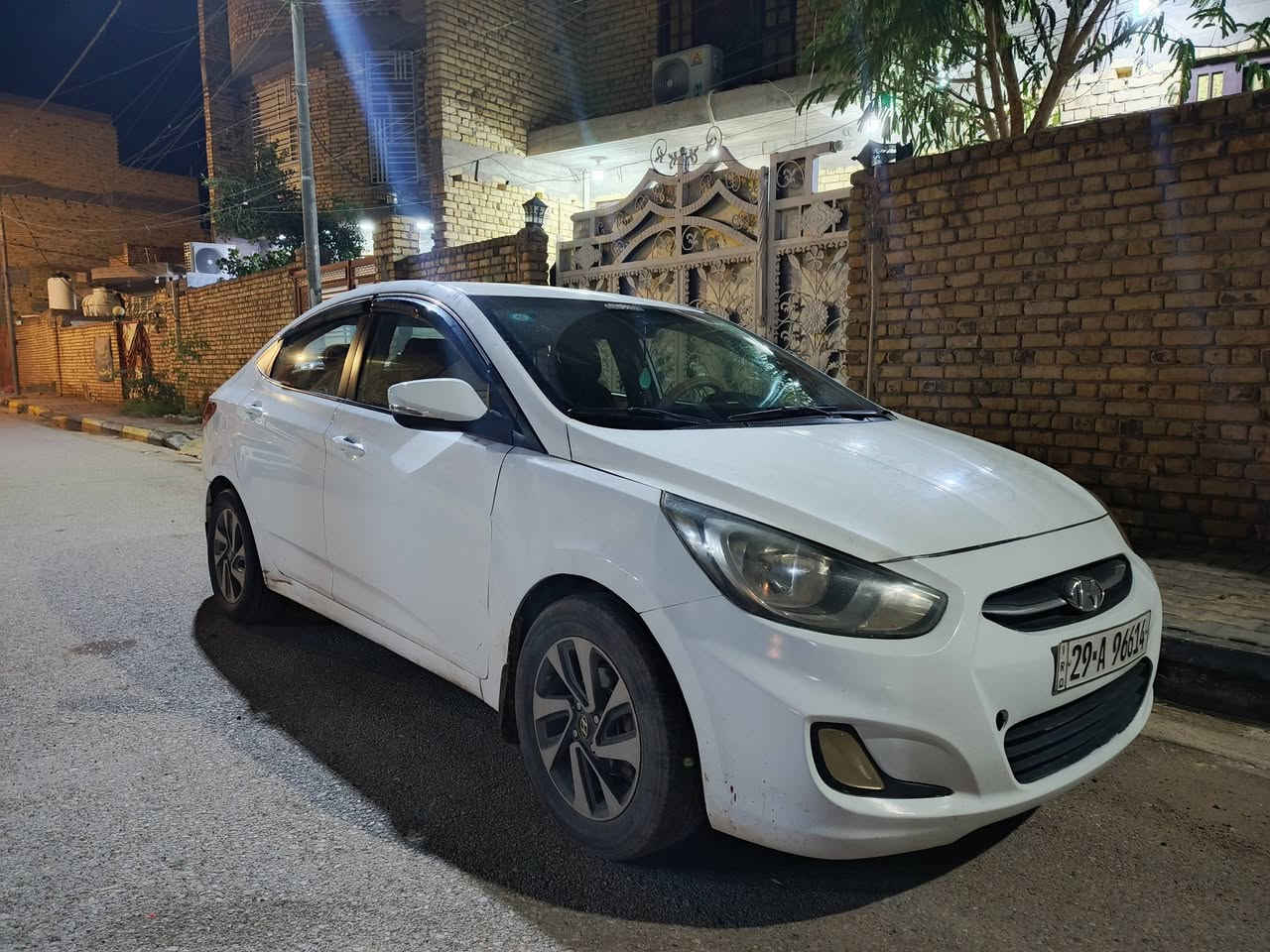 سلام عليكم 
اكسنت 2016 امريكيه
السياره احله من الصور
حادثهة جاملغ ودعاميه معمرات
محركهة 1600 دكشن عالي
مواصفات : مانع انزلاق ونظام ECO اقتصادي
بيهة ادامه كامله تنضيف غرفة احتراق
وبلكات جدد وفيت بم جديد
وباتري جديد 
وبوليش كامل للسياره
تخم ويل رياضي اصلي
دوشمه جديده كراسي وارضيه 
رقم انكليزي والسياره بأسمي
سنويه لل 2028 تنتهي
السياره كامله مكمله عوزهة فقط صدر وحداديه
ماشيه 153 الف 
مكانهة بالكوت الطشاش
سعرهة $95 ورقه وبيهة مجال
***********
مكلف بالنشر !!!
