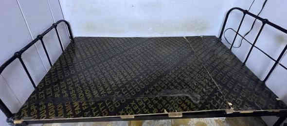 سرير حديد وخشب 
نفر كامل 90*190
للبيع 
المكان الصليخ 
السعر 45 الف 
للاستفسار مراسلة واتساب 
***********
