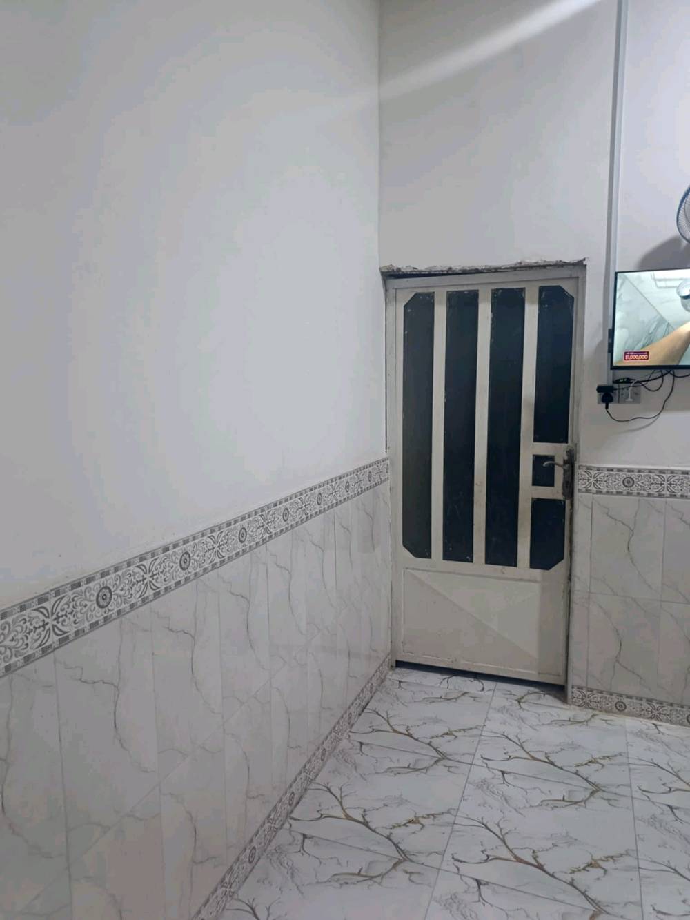 السلام عليكم بيتين للبيع كرمه علي السده مالت الشط منطقه الطوزه واحد مساحه 200 كامل والثاني مساحه 180 نقص الدوانيه بدون سقف والحمامات والمطبخ بدون سيراميك جداري السعر 70 وبيهن مجال قليل رقم الهاتف.   علمن البيت الثاني مامصو ه***********